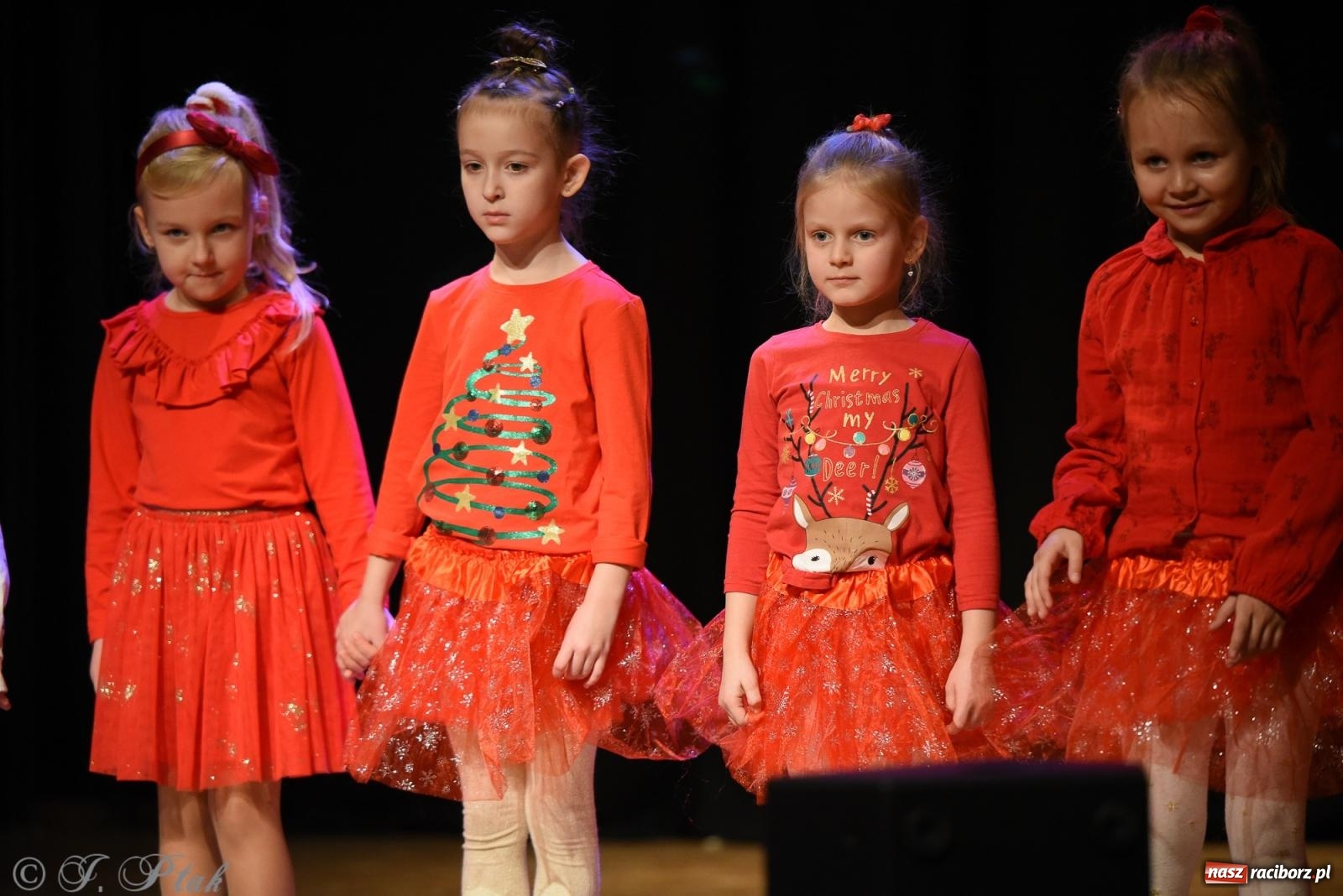 Zdjęcie w galerii na portalu naszraciborz.pl: Mikołajkowe pokazy taneczne w MDK [FOTO i WIDEO] wiadomości z regionu