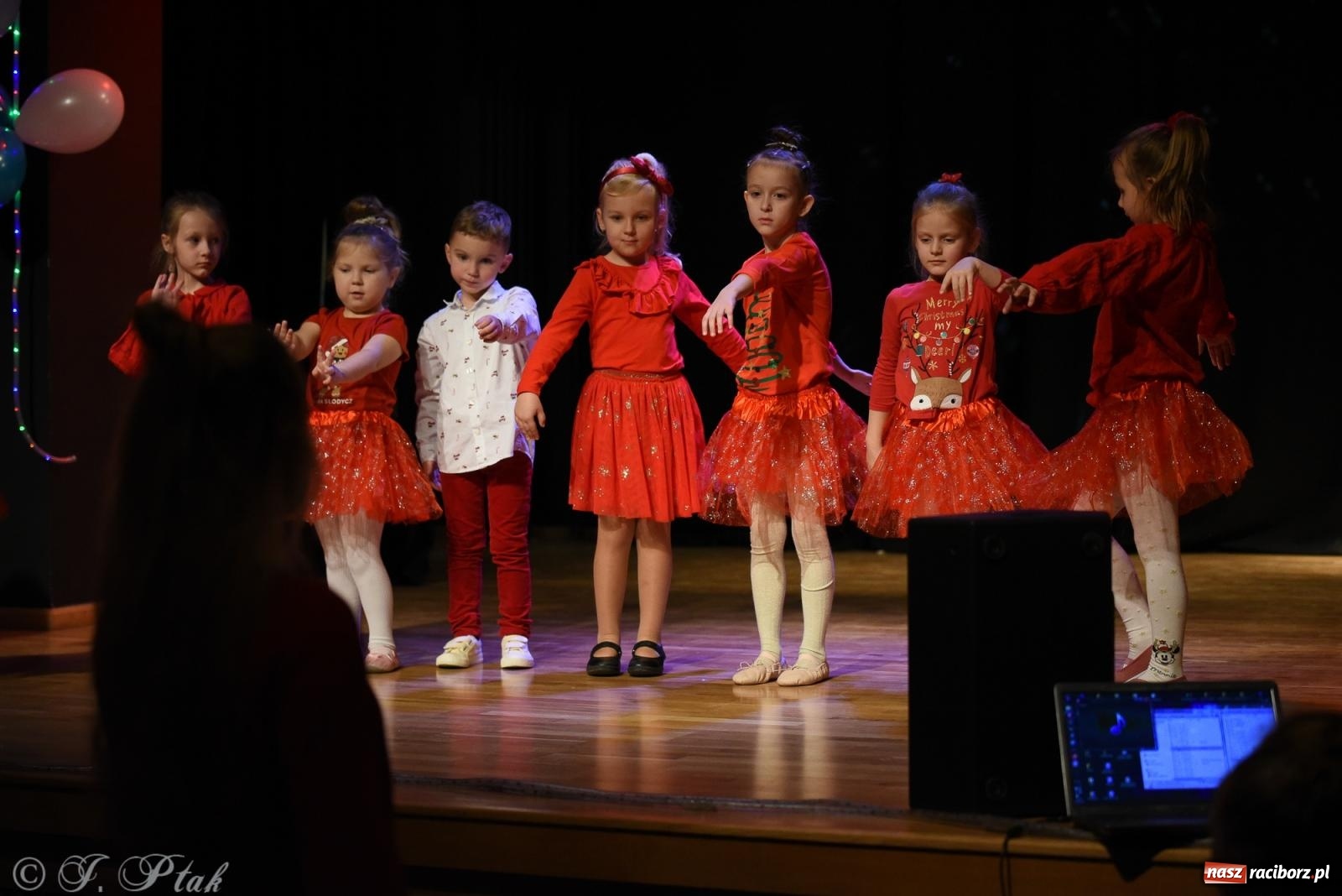 Zdjęcie w galerii na portalu naszraciborz.pl: Mikołajkowe pokazy taneczne w MDK [FOTO i WIDEO] wiadomości z regionu