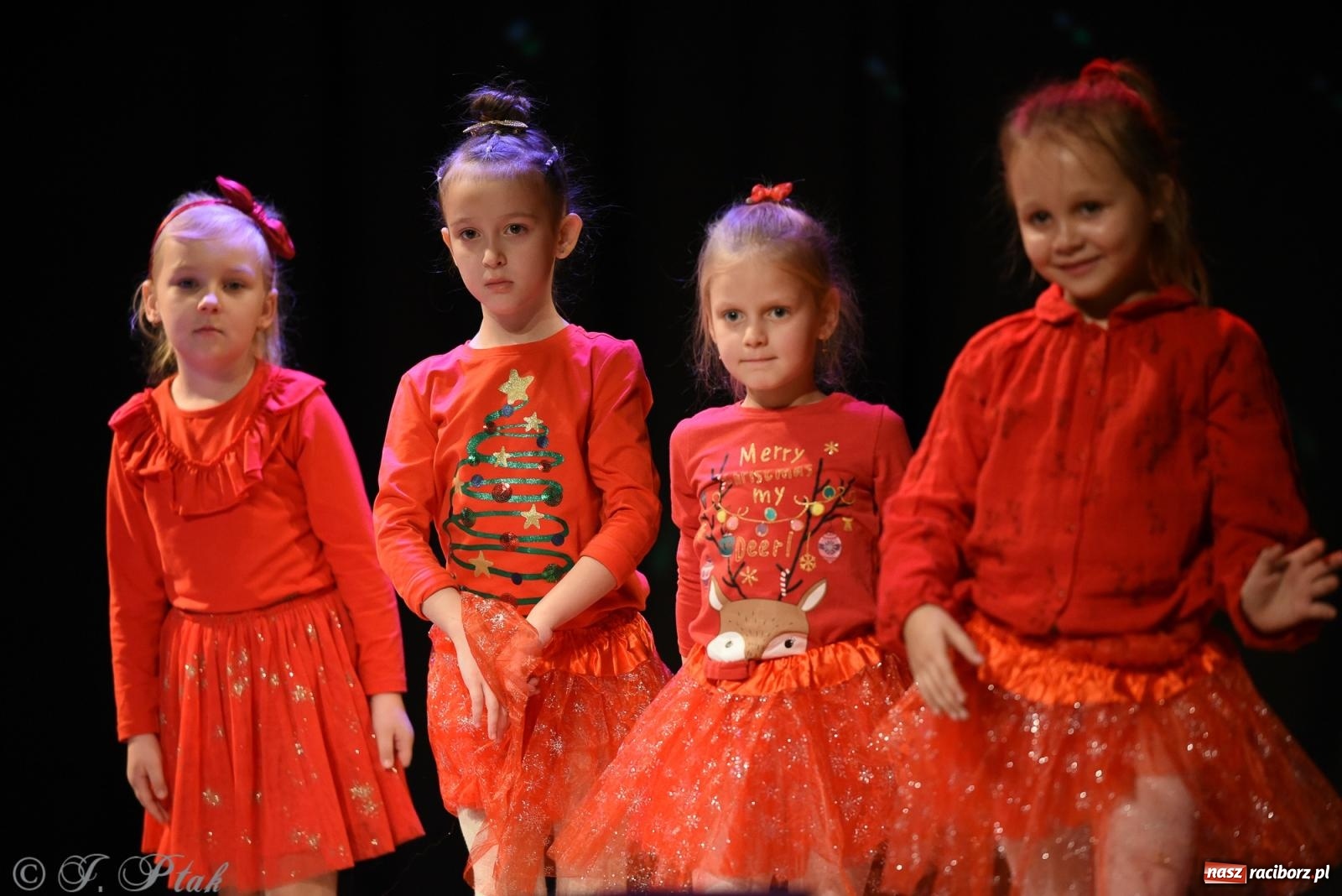 Zdjęcie w galerii na portalu naszraciborz.pl: Mikołajkowe pokazy taneczne w MDK [FOTO i WIDEO] wiadomości z regionu