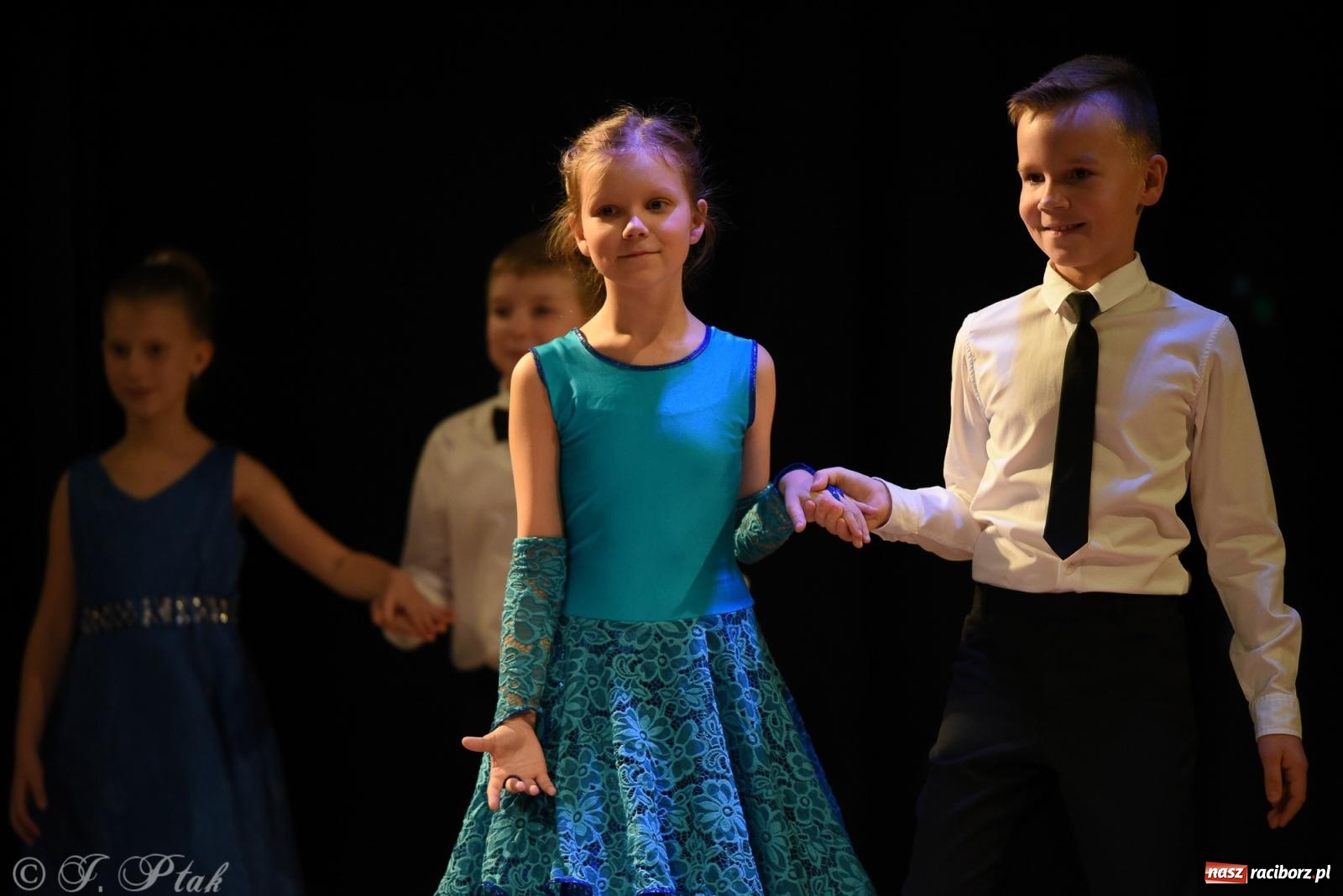 Zdjęcie w galerii na portalu naszraciborz.pl: Mikołajkowe pokazy taneczne w MDK [FOTO i WIDEO] wiadomości z regionu