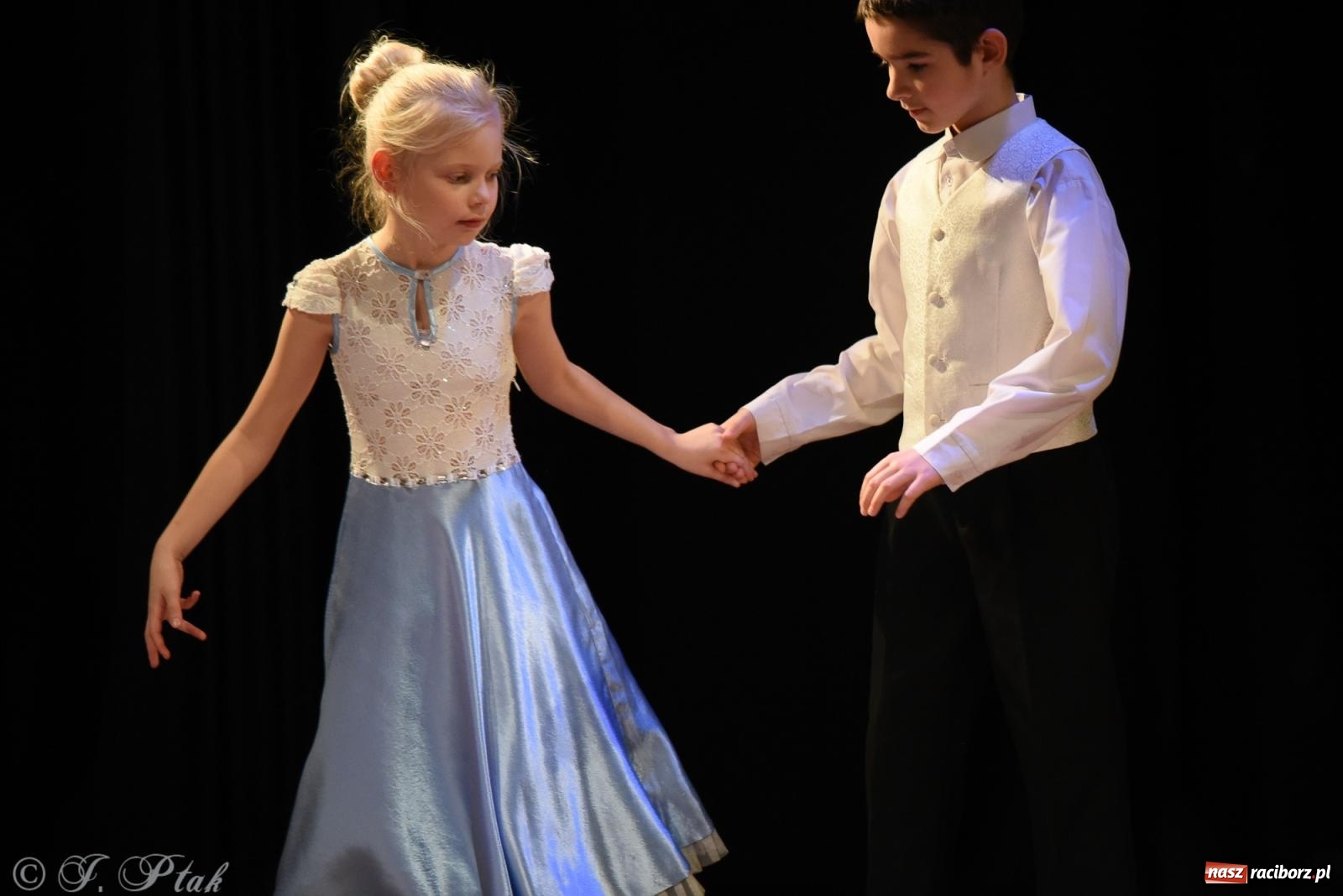 Zdjęcie w galerii na portalu naszraciborz.pl: Mikołajkowe pokazy taneczne w MDK [FOTO i WIDEO] wiadomości z regionu