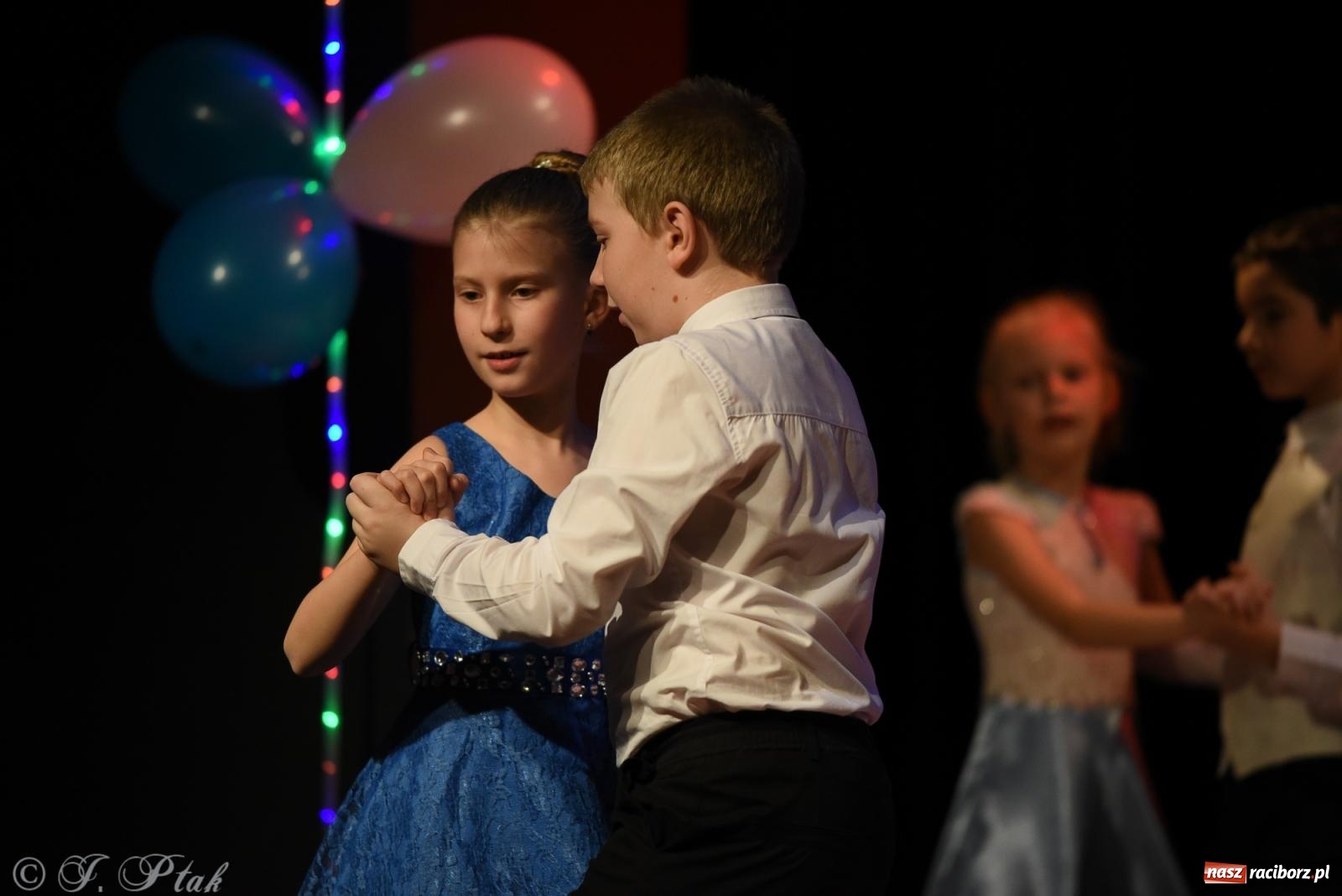 Zdjęcie w galerii na portalu naszraciborz.pl: Mikołajkowe pokazy taneczne w MDK [FOTO i WIDEO] wiadomości z regionu