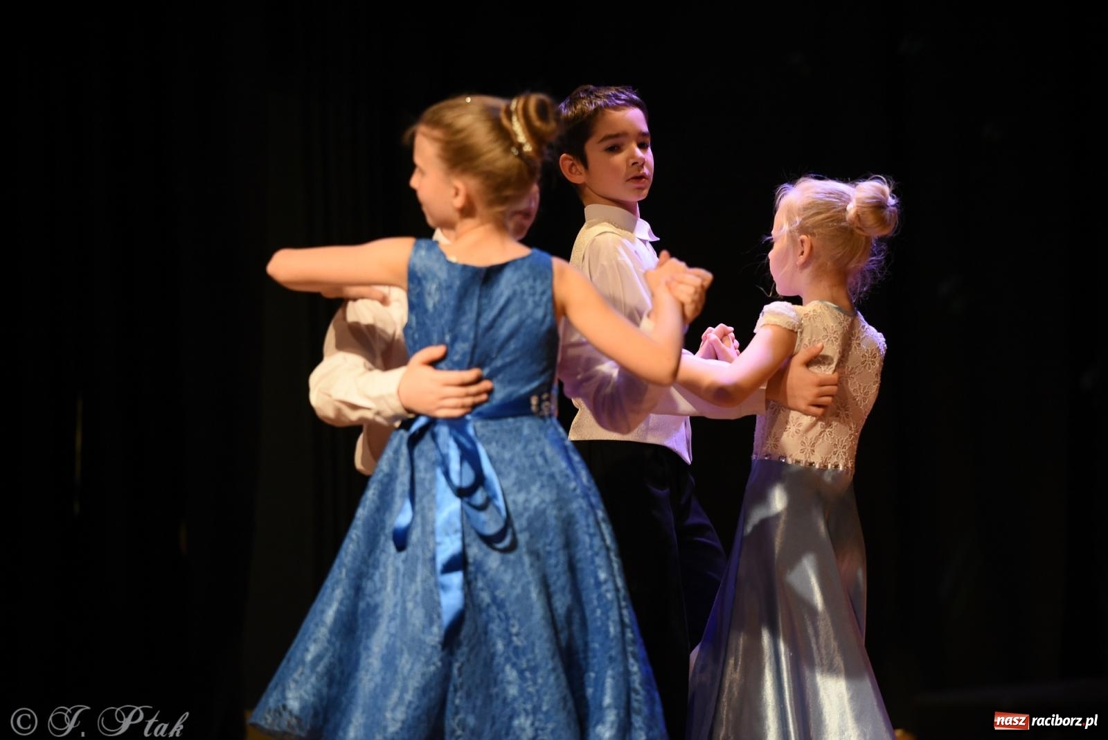 Zdjęcie w galerii na portalu naszraciborz.pl: Mikołajkowe pokazy taneczne w MDK [FOTO i WIDEO] wiadomości z regionu