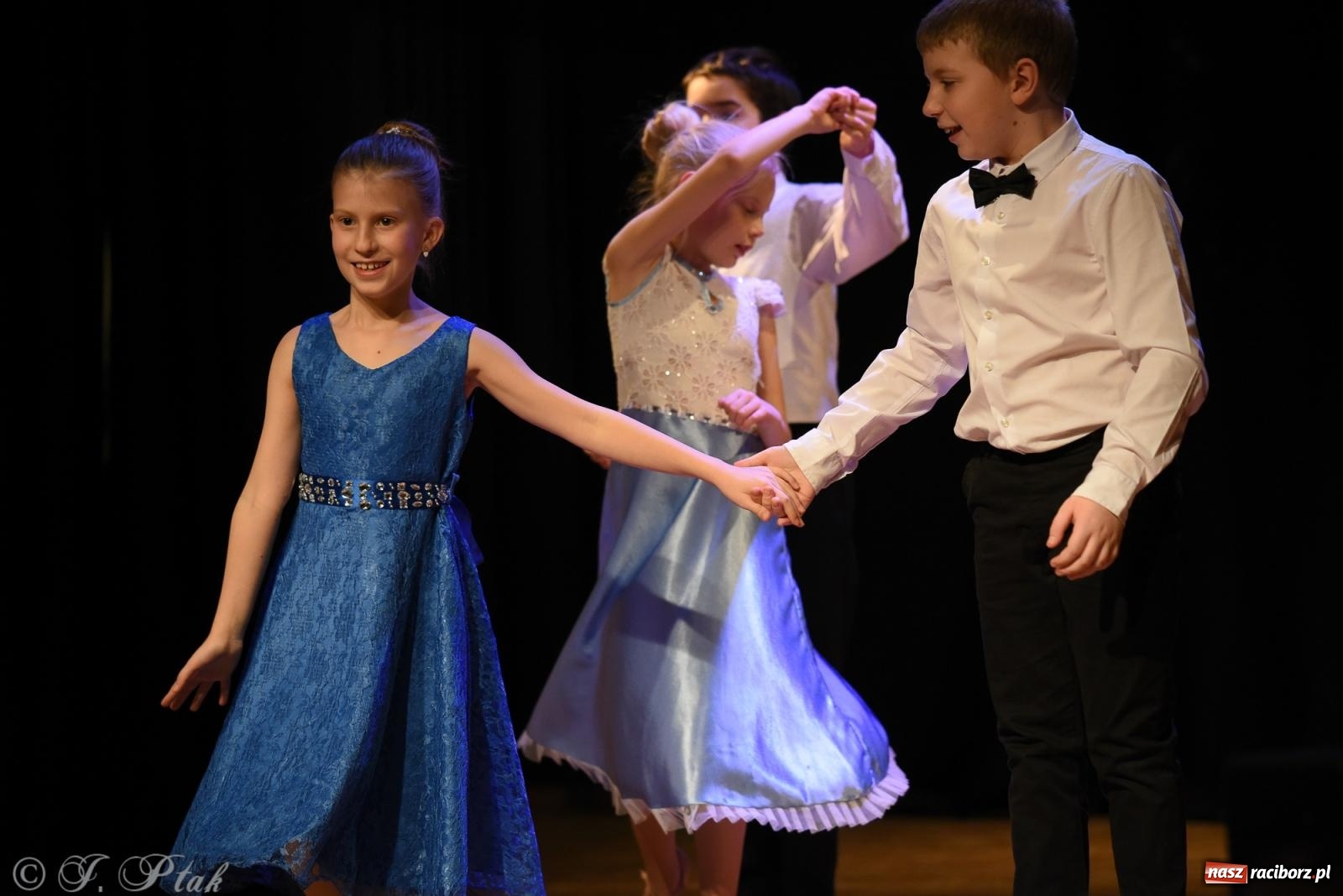 Zdjęcie w galerii na portalu naszraciborz.pl: Mikołajkowe pokazy taneczne w MDK [FOTO i WIDEO] wiadomości z regionu