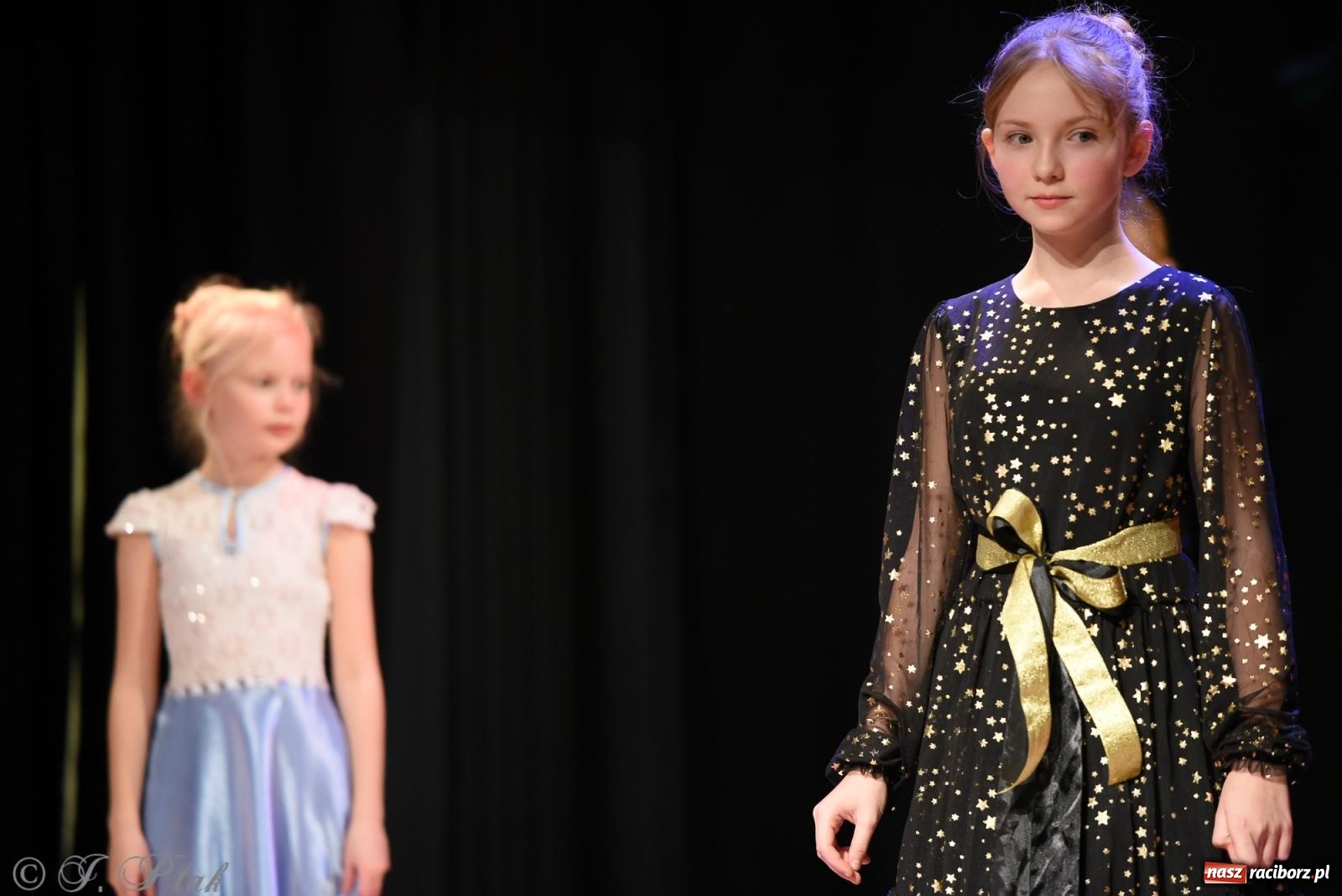 Zdjęcie w galerii na portalu naszraciborz.pl: Mikołajkowe pokazy taneczne w MDK [FOTO i WIDEO] wiadomości z regionu