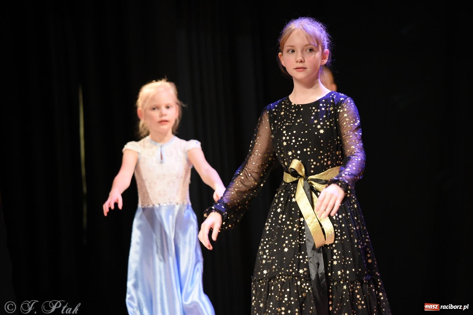 Zdjęcie w galerii na portalu naszraciborz.pl: Mikołajkowe pokazy taneczne w MDK [FOTO i WIDEO] wiadomości z regionu