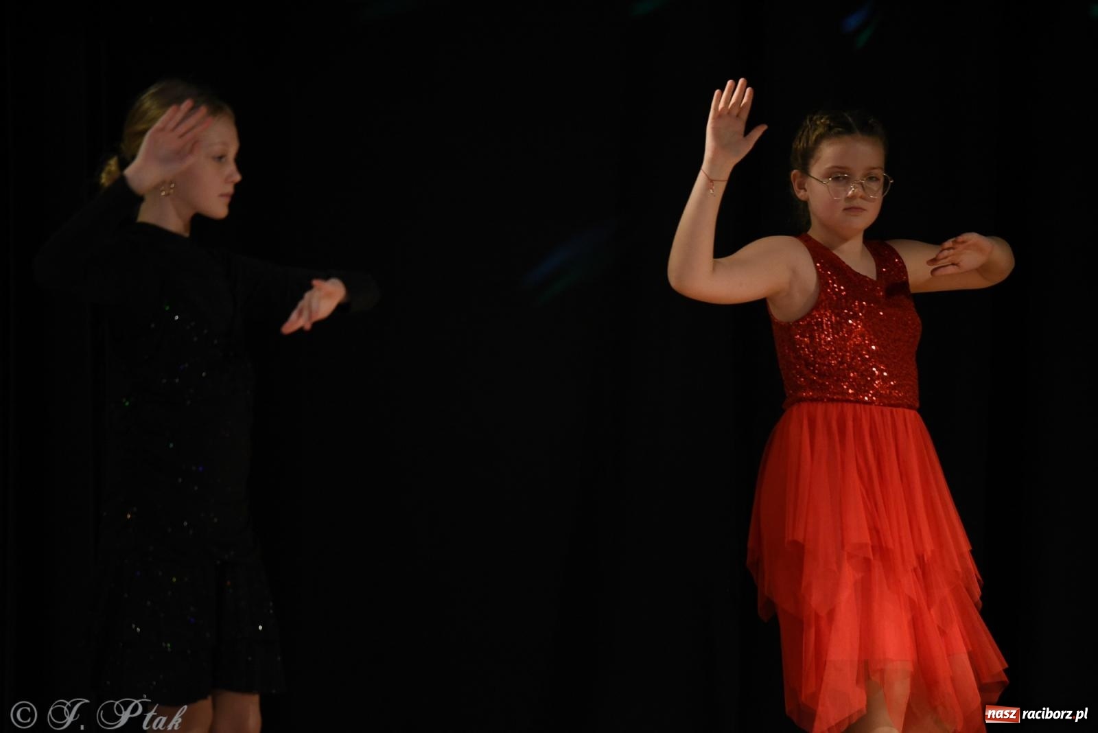 Zdjęcie w galerii na portalu naszraciborz.pl: Mikołajkowe pokazy taneczne w MDK [FOTO i WIDEO] wiadomości z regionu