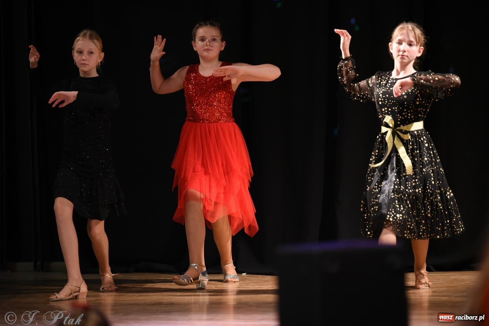 Zdjęcie w galerii na portalu naszraciborz.pl: Mikołajkowe pokazy taneczne w MDK [FOTO i WIDEO] wiadomości z regionu