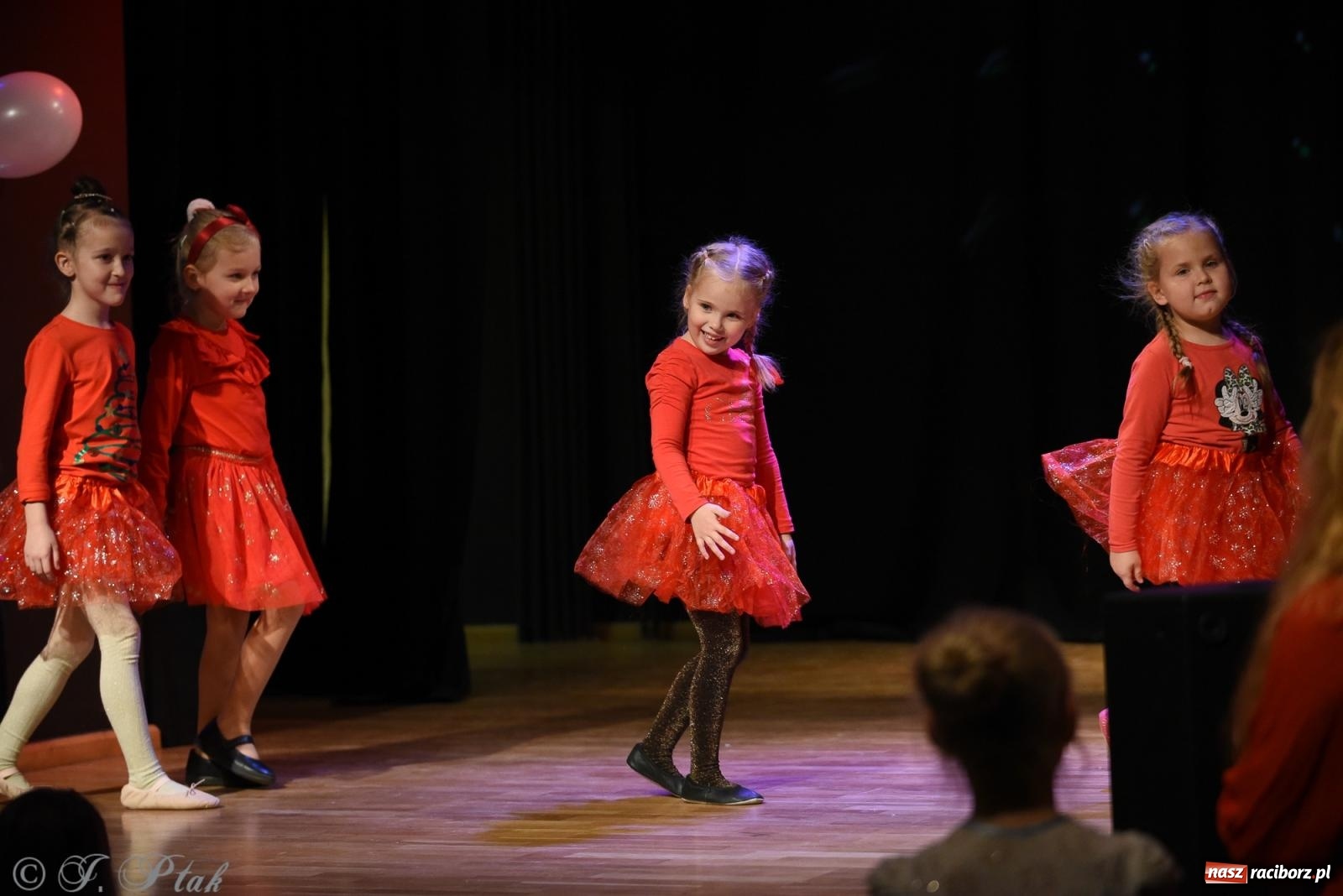 Zdjęcie w galerii na portalu naszraciborz.pl: Mikołajkowe pokazy taneczne w MDK [FOTO i WIDEO] wiadomości z regionu