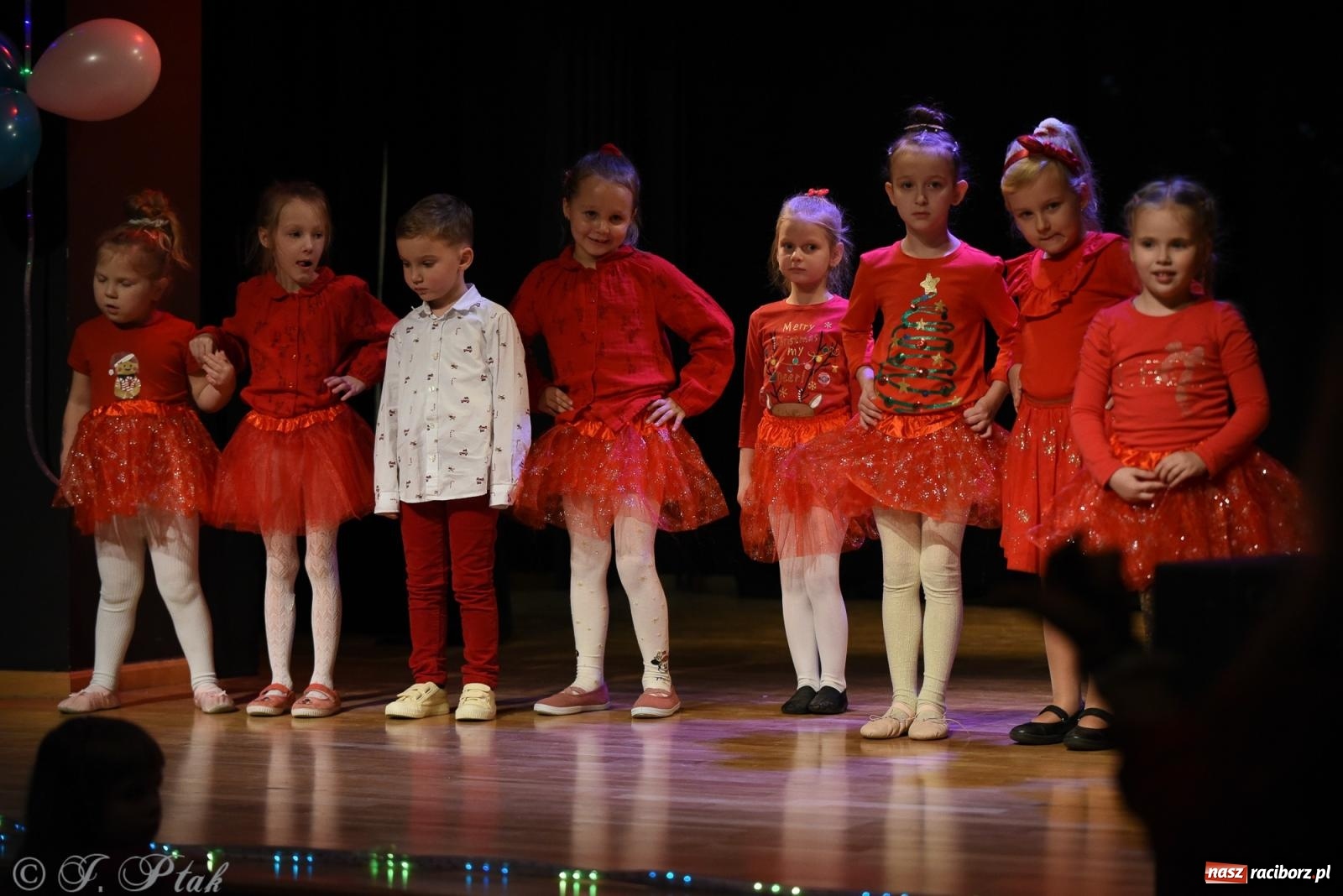 Zdjęcie w galerii na portalu naszraciborz.pl: Mikołajkowe pokazy taneczne w MDK [FOTO i WIDEO] wiadomości z regionu