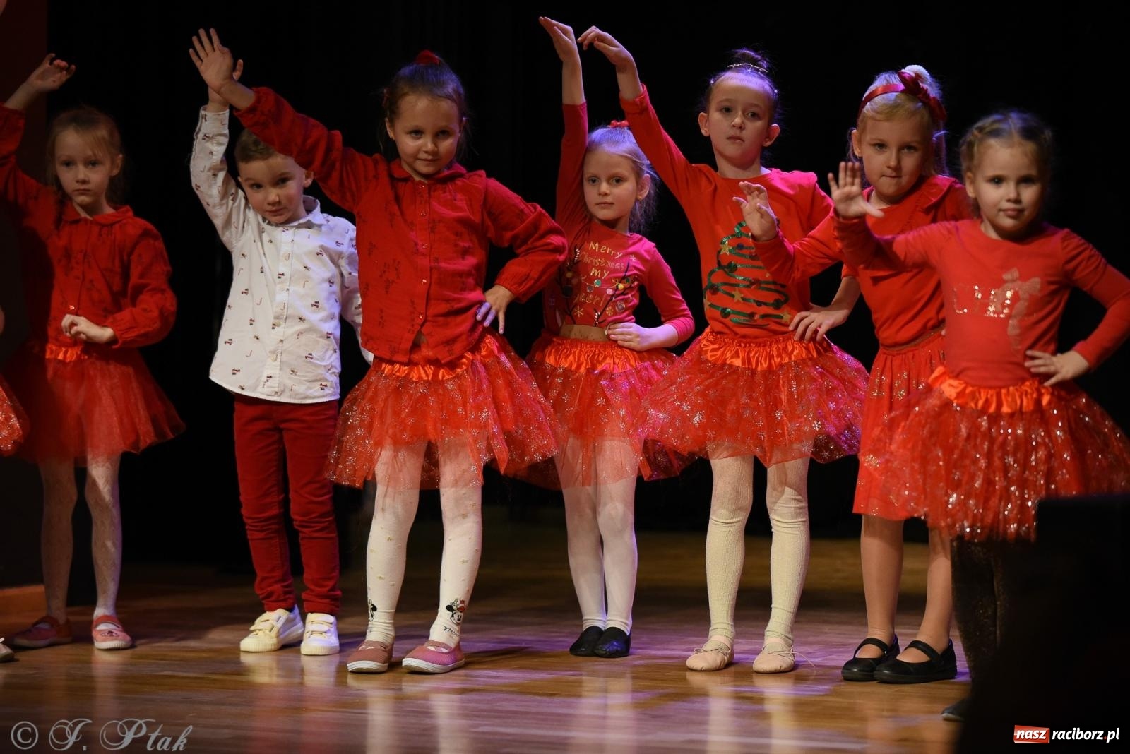 Zdjęcie w galerii na portalu naszraciborz.pl: Mikołajkowe pokazy taneczne w MDK [FOTO i WIDEO] wiadomości z regionu