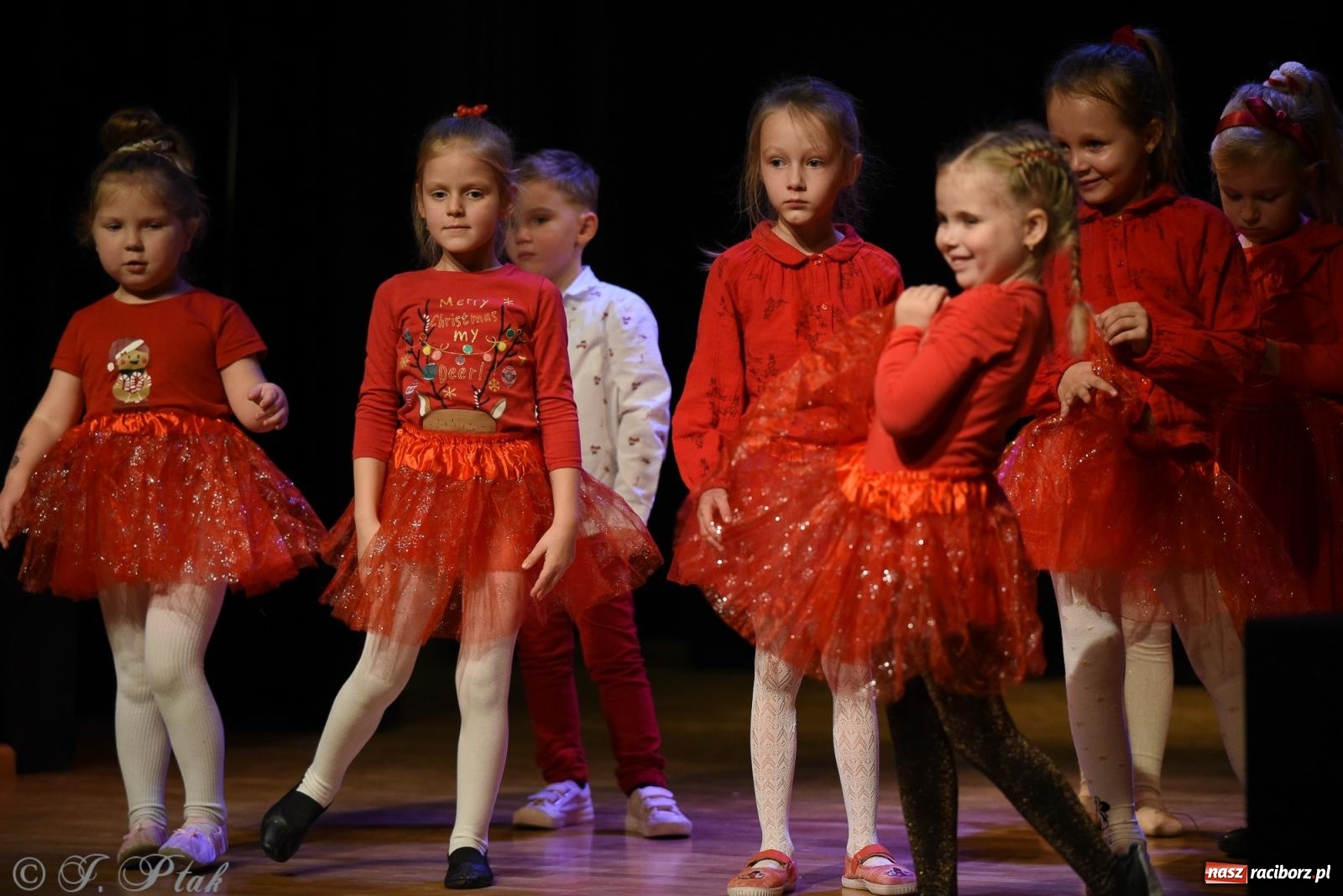 Zdjęcie w galerii na portalu naszraciborz.pl: Mikołajkowe pokazy taneczne w MDK [FOTO i WIDEO] wiadomości z regionu