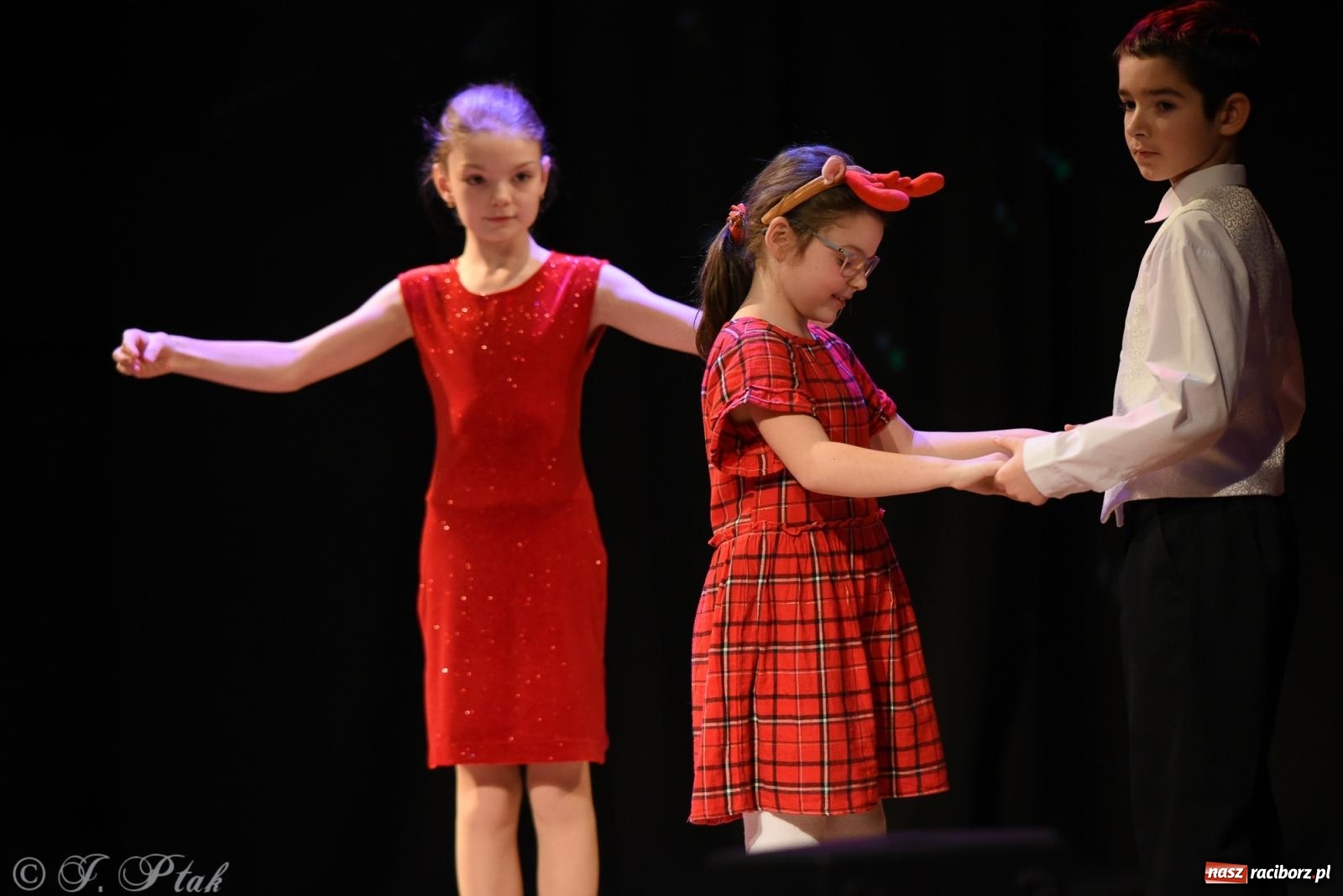 Zdjęcie w galerii na portalu naszraciborz.pl: Mikołajkowe pokazy taneczne w MDK [FOTO i WIDEO] wiadomości z regionu