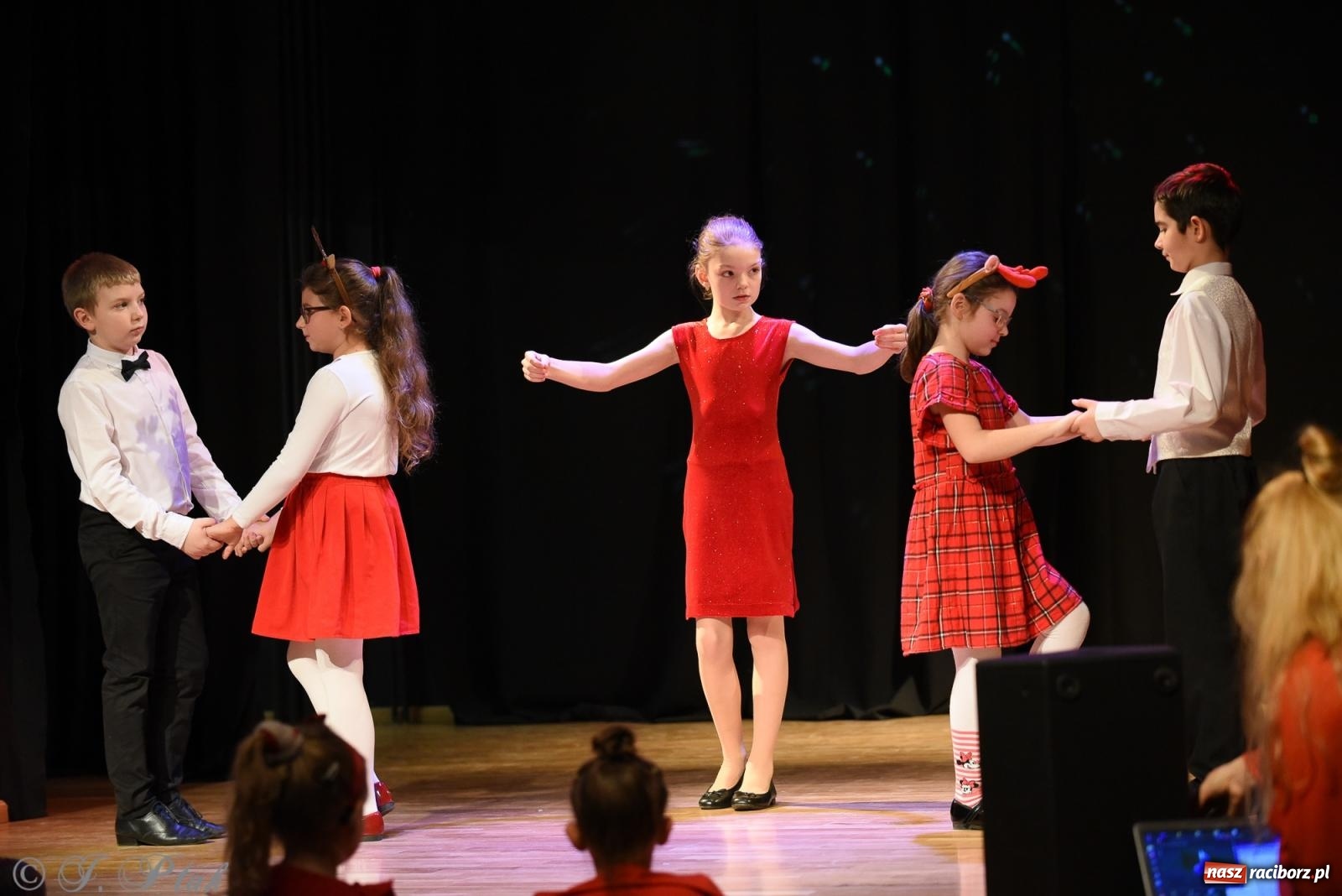 Zdjęcie w galerii na portalu naszraciborz.pl: Mikołajkowe pokazy taneczne w MDK [FOTO i WIDEO] wiadomości z regionu