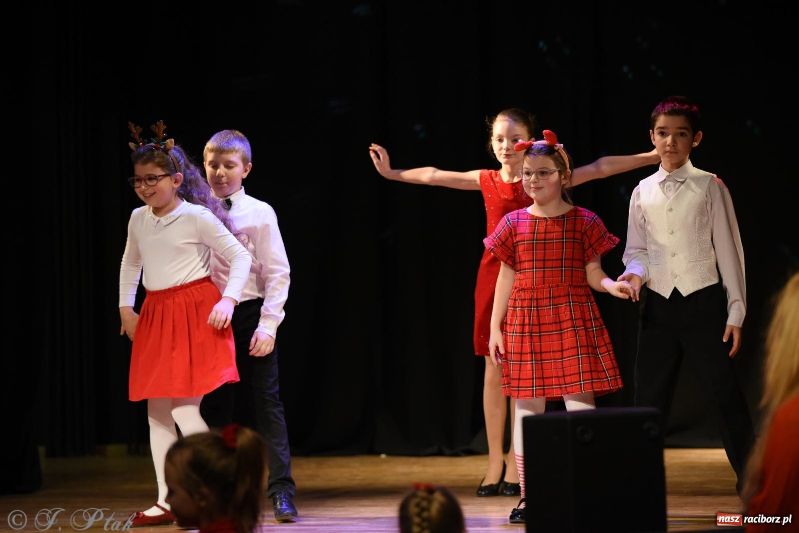 Zdjęcie w galerii na portalu naszraciborz.pl: Mikołajkowe pokazy taneczne w MDK [FOTO i WIDEO] wiadomości z regionu