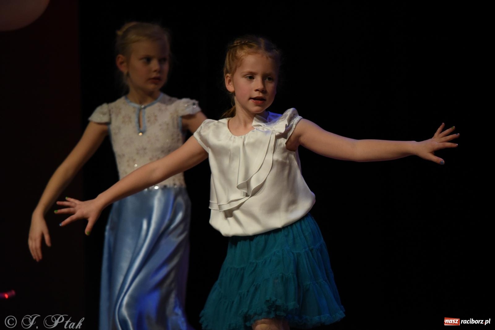 Zdjęcie w galerii na portalu naszraciborz.pl: Mikołajkowe pokazy taneczne w MDK [FOTO i WIDEO] wiadomości z regionu