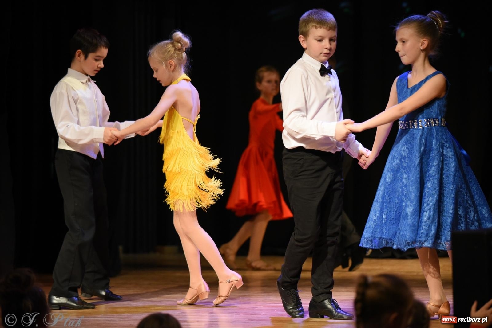 Zdjęcie w galerii na portalu naszraciborz.pl: Mikołajkowe pokazy taneczne w MDK [FOTO i WIDEO] wiadomości z regionu