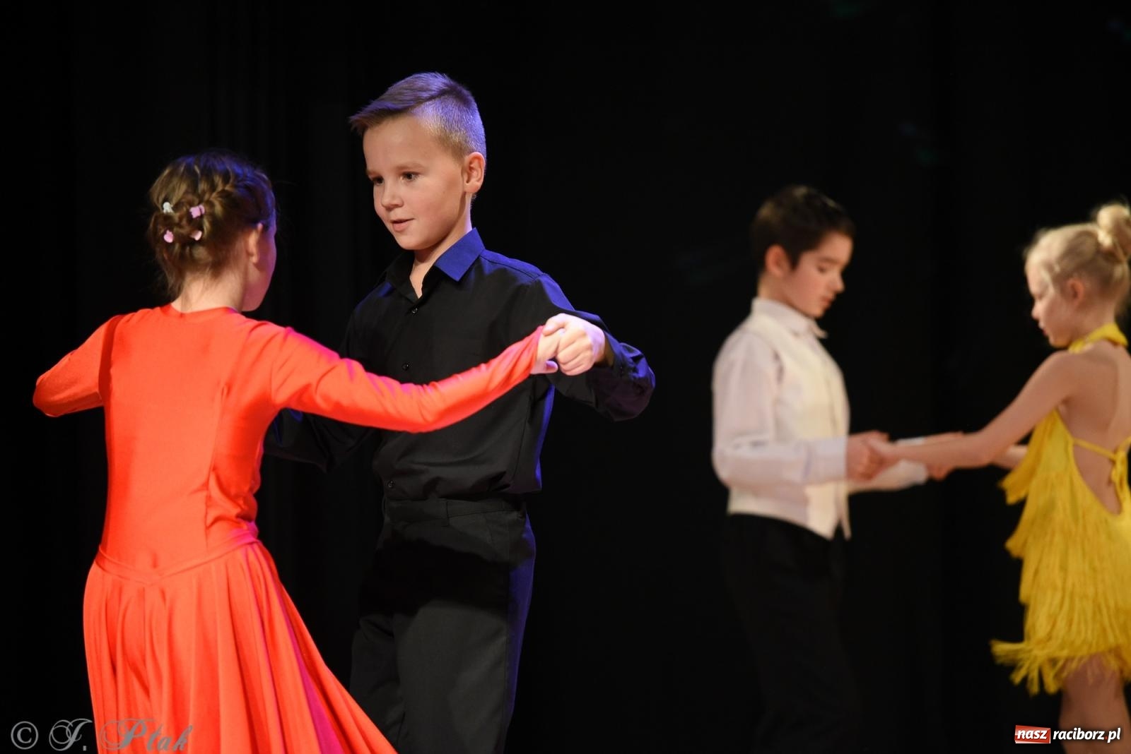 Zdjęcie w galerii na portalu naszraciborz.pl: Mikołajkowe pokazy taneczne w MDK [FOTO i WIDEO] wiadomości z regionu