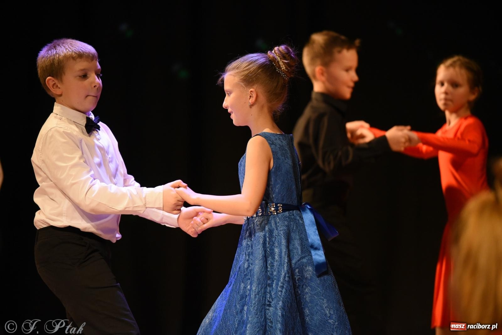 Zdjęcie w galerii na portalu naszraciborz.pl: Mikołajkowe pokazy taneczne w MDK [FOTO i WIDEO] wiadomości z regionu