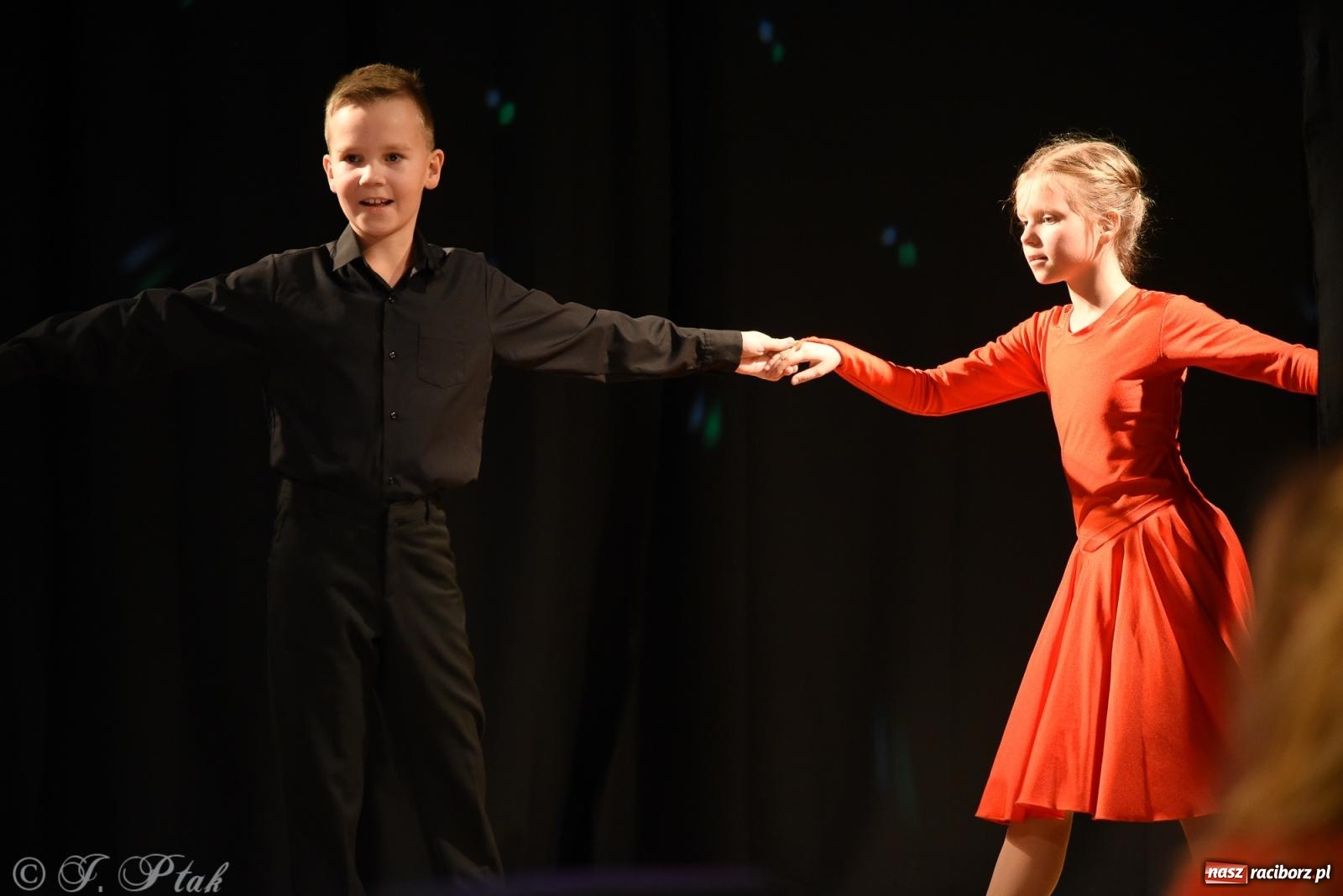 Zdjęcie w galerii na portalu naszraciborz.pl: Mikołajkowe pokazy taneczne w MDK [FOTO i WIDEO] wiadomości z regionu