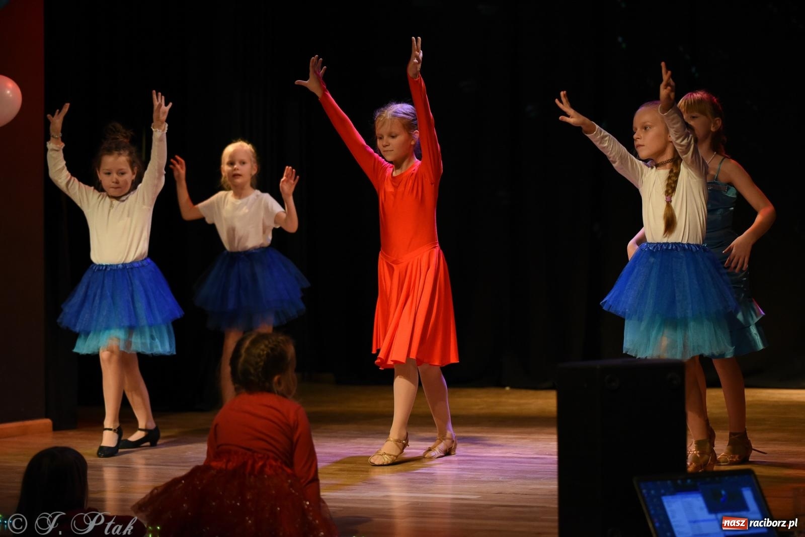 Zdjęcie w galerii na portalu naszraciborz.pl: Mikołajkowe pokazy taneczne w MDK [FOTO i WIDEO] wiadomości z regionu