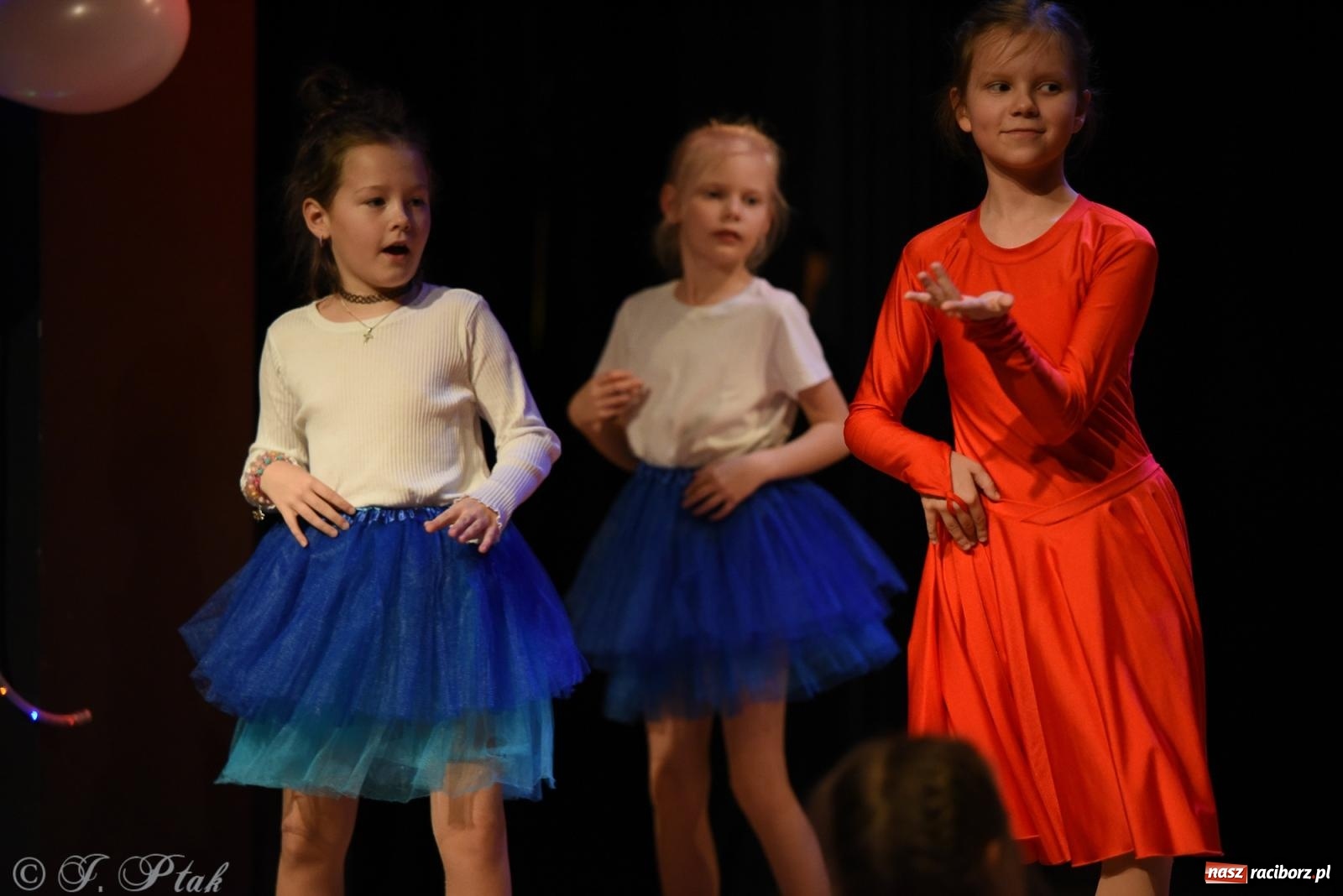 Zdjęcie w galerii na portalu naszraciborz.pl: Mikołajkowe pokazy taneczne w MDK [FOTO i WIDEO] wiadomości z regionu