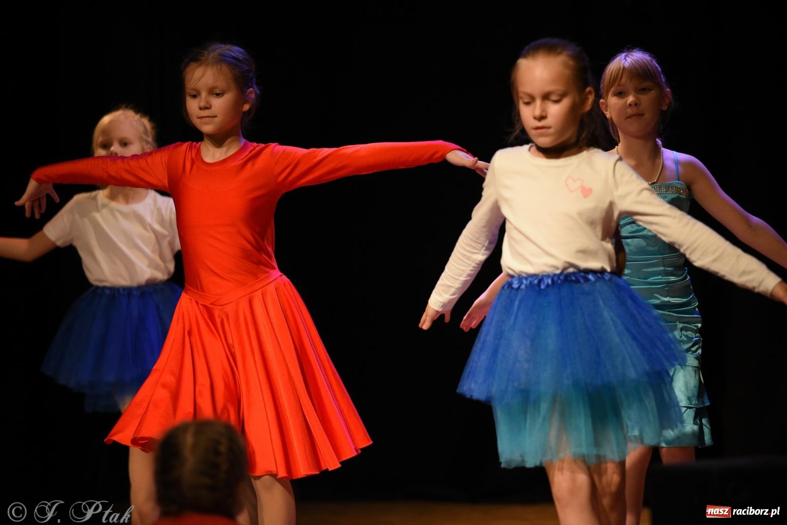 Zdjęcie w galerii na portalu naszraciborz.pl: Mikołajkowe pokazy taneczne w MDK [FOTO i WIDEO] wiadomości z regionu
