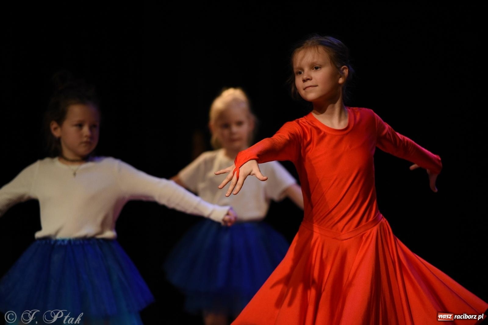 Zdjęcie w galerii na portalu naszraciborz.pl: Mikołajkowe pokazy taneczne w MDK [FOTO i WIDEO] wiadomości z regionu