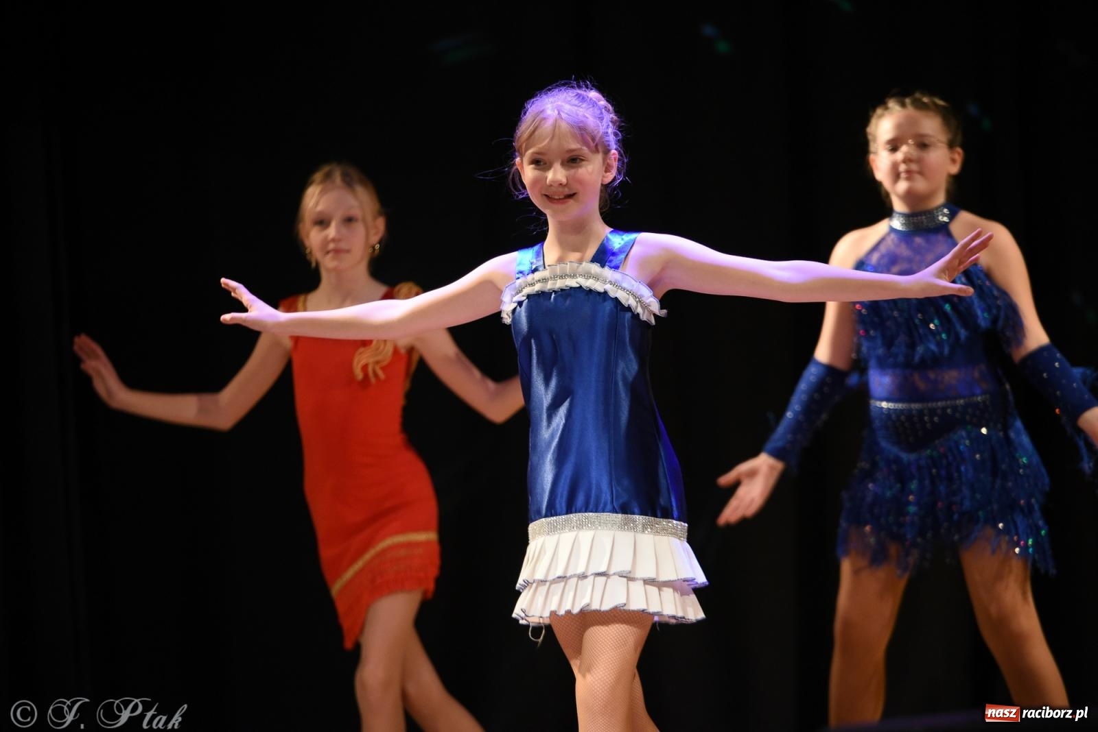 Zdjęcie w galerii na portalu naszraciborz.pl: Mikołajkowe pokazy taneczne w MDK [FOTO i WIDEO] wiadomości z regionu