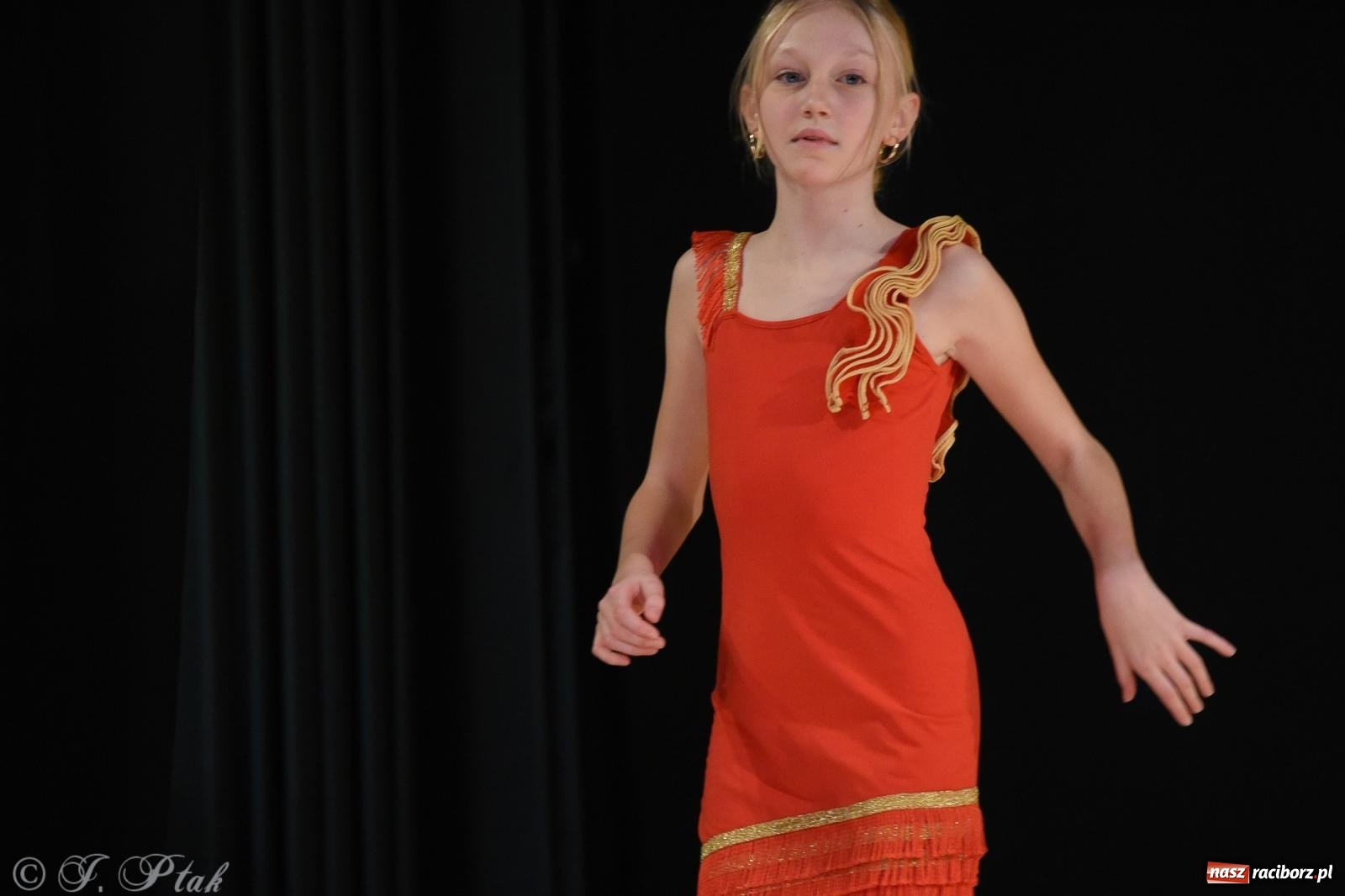 Zdjęcie w galerii na portalu naszraciborz.pl: Mikołajkowe pokazy taneczne w MDK [FOTO i WIDEO] wiadomości z regionu