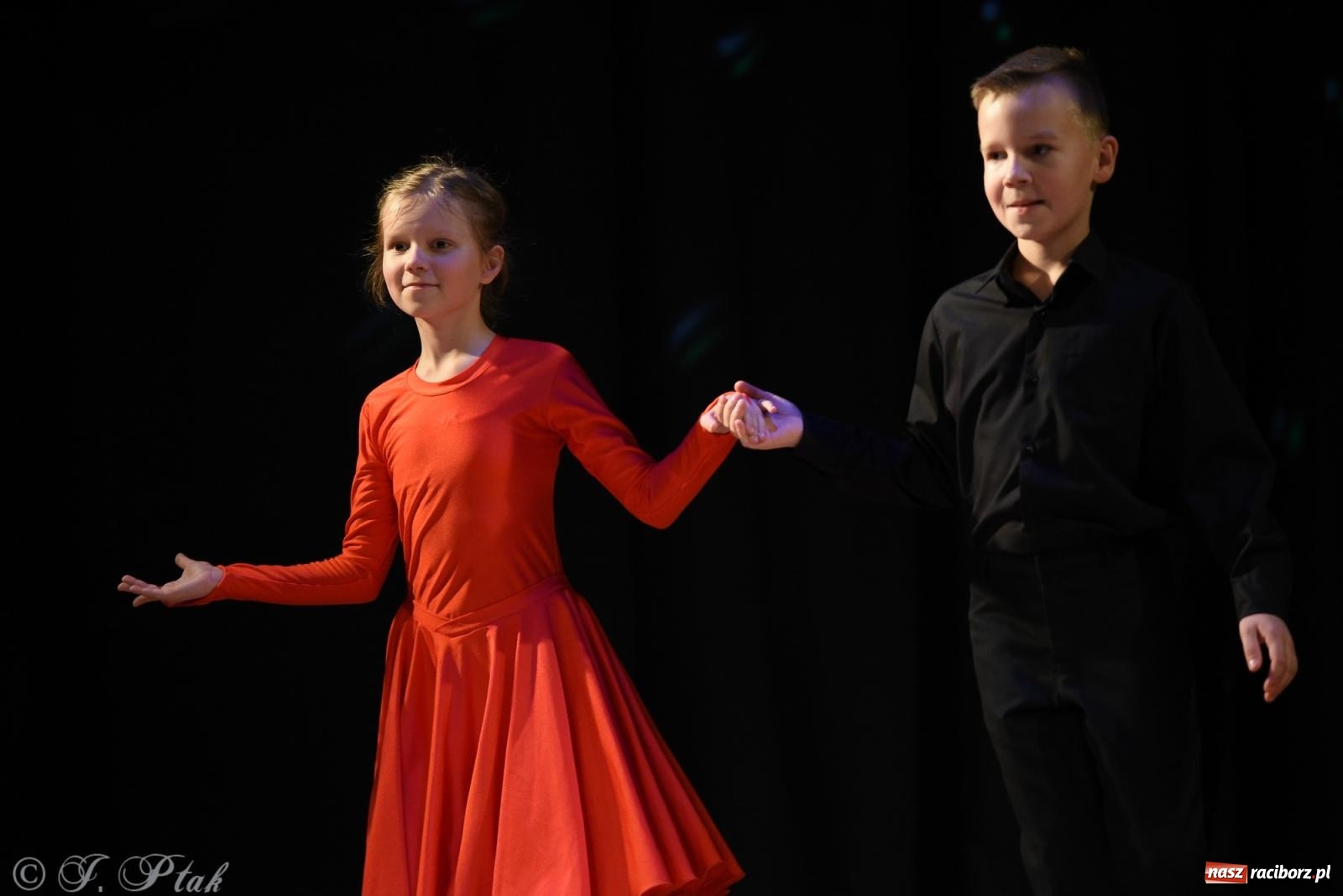 Zdjęcie w galerii na portalu naszraciborz.pl: Mikołajkowe pokazy taneczne w MDK [FOTO i WIDEO] wiadomości z regionu