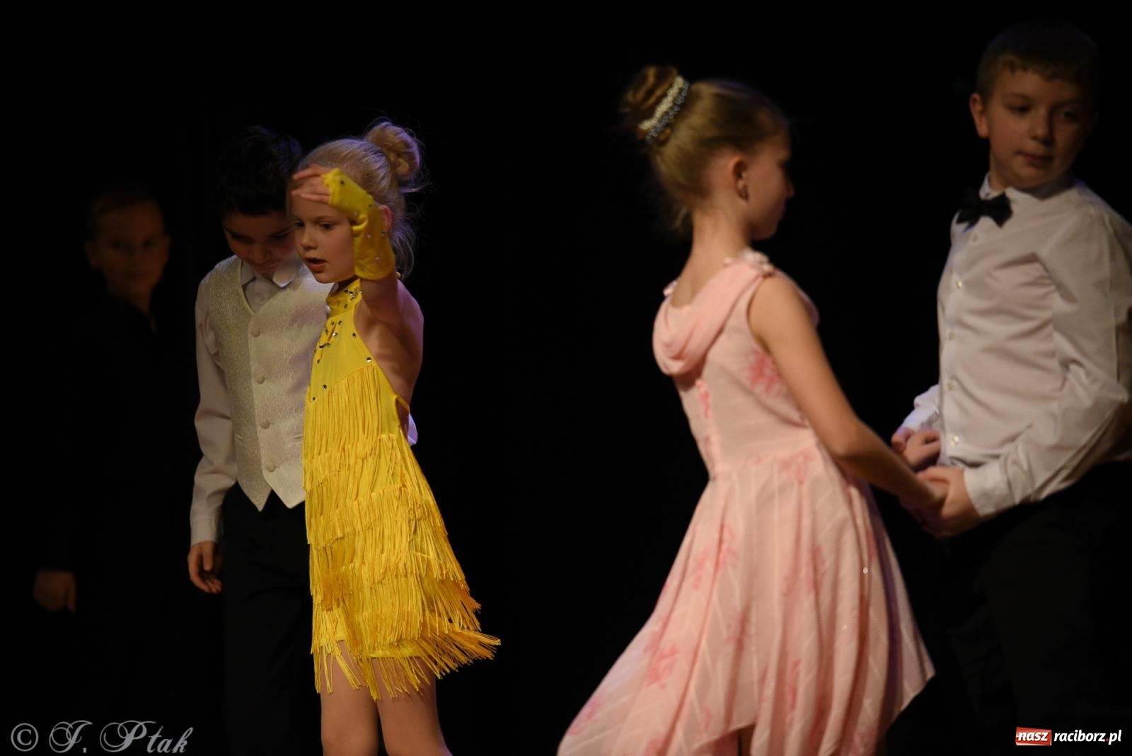 Zdjęcie w galerii na portalu naszraciborz.pl: Mikołajkowe pokazy taneczne w MDK [FOTO i WIDEO] wiadomości z regionu