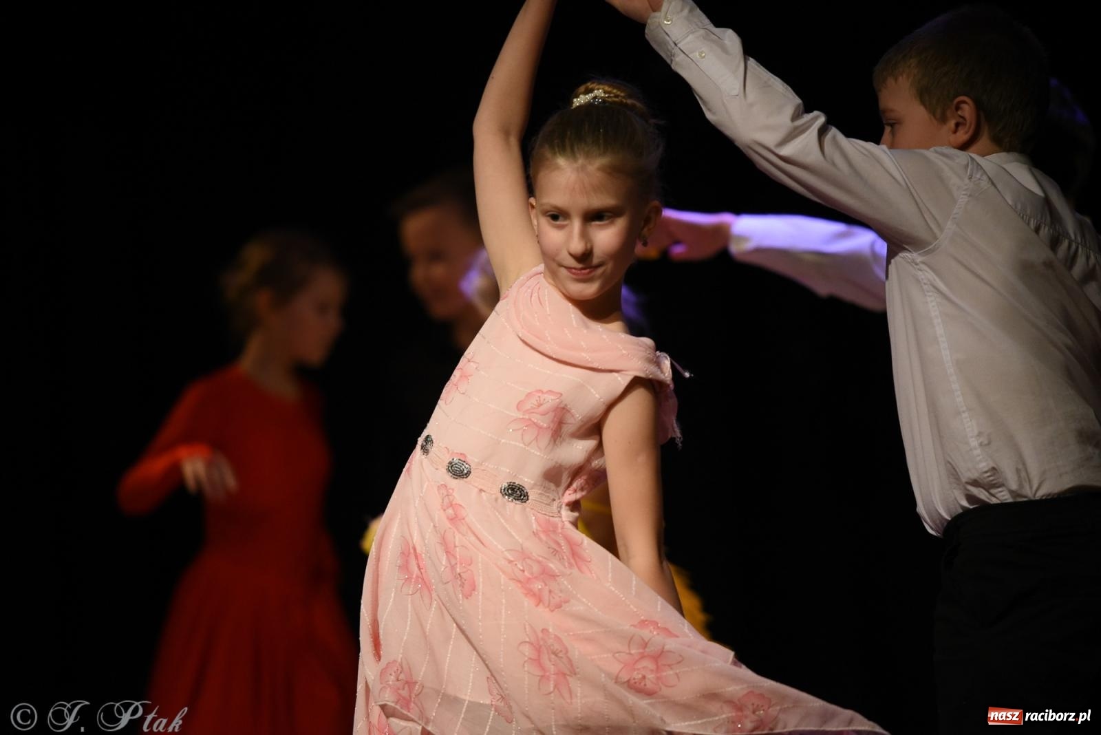 Zdjęcie w galerii na portalu naszraciborz.pl: Mikołajkowe pokazy taneczne w MDK [FOTO i WIDEO] wiadomości z regionu