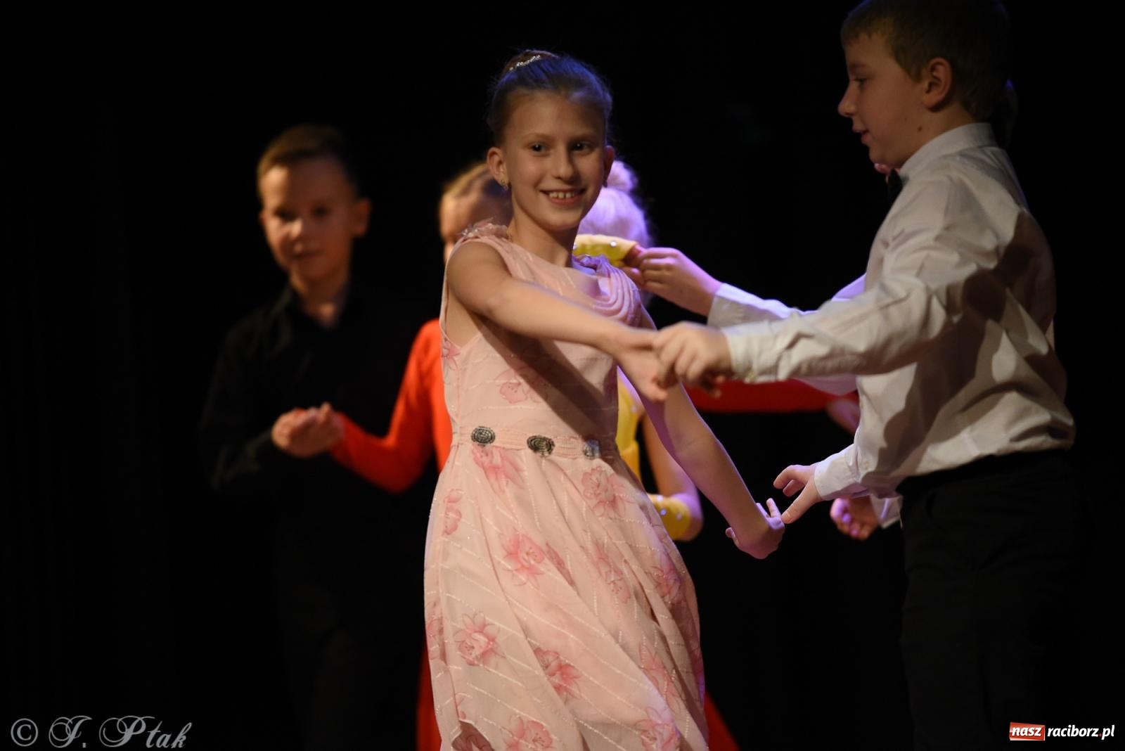 Zdjęcie w galerii na portalu naszraciborz.pl: Mikołajkowe pokazy taneczne w MDK [FOTO i WIDEO] wiadomości z regionu