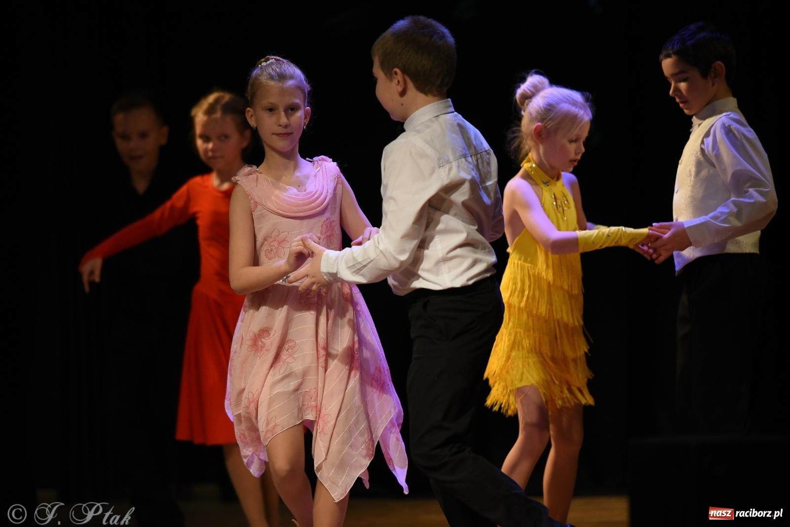 Zdjęcie w galerii na portalu naszraciborz.pl: Mikołajkowe pokazy taneczne w MDK [FOTO i WIDEO] wiadomości z regionu