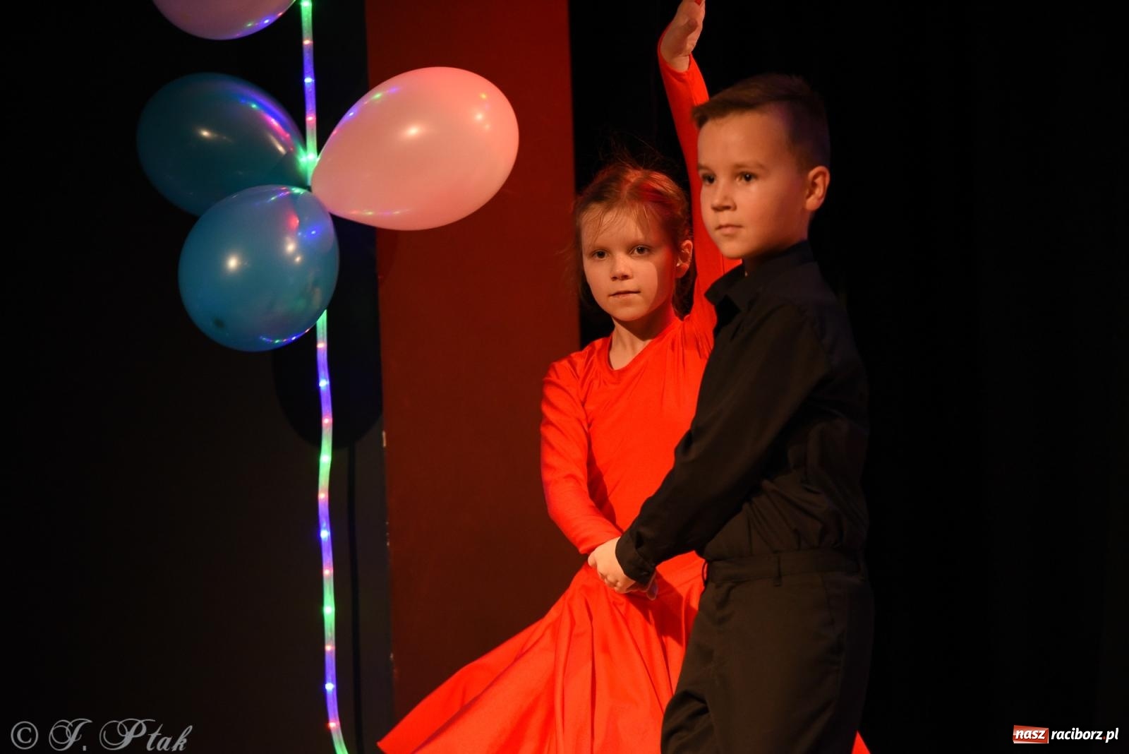 Zdjęcie w galerii na portalu naszraciborz.pl: Mikołajkowe pokazy taneczne w MDK [FOTO i WIDEO] wiadomości z regionu