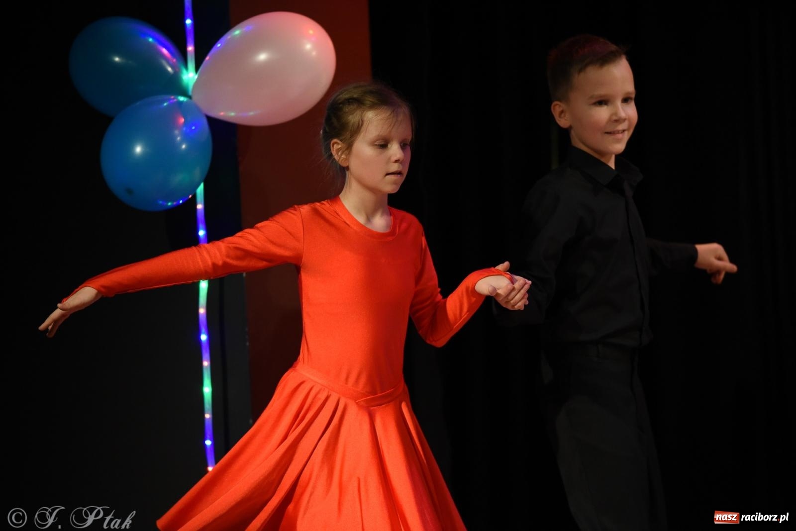 Zdjęcie w galerii na portalu naszraciborz.pl: Mikołajkowe pokazy taneczne w MDK [FOTO i WIDEO] wiadomości z regionu