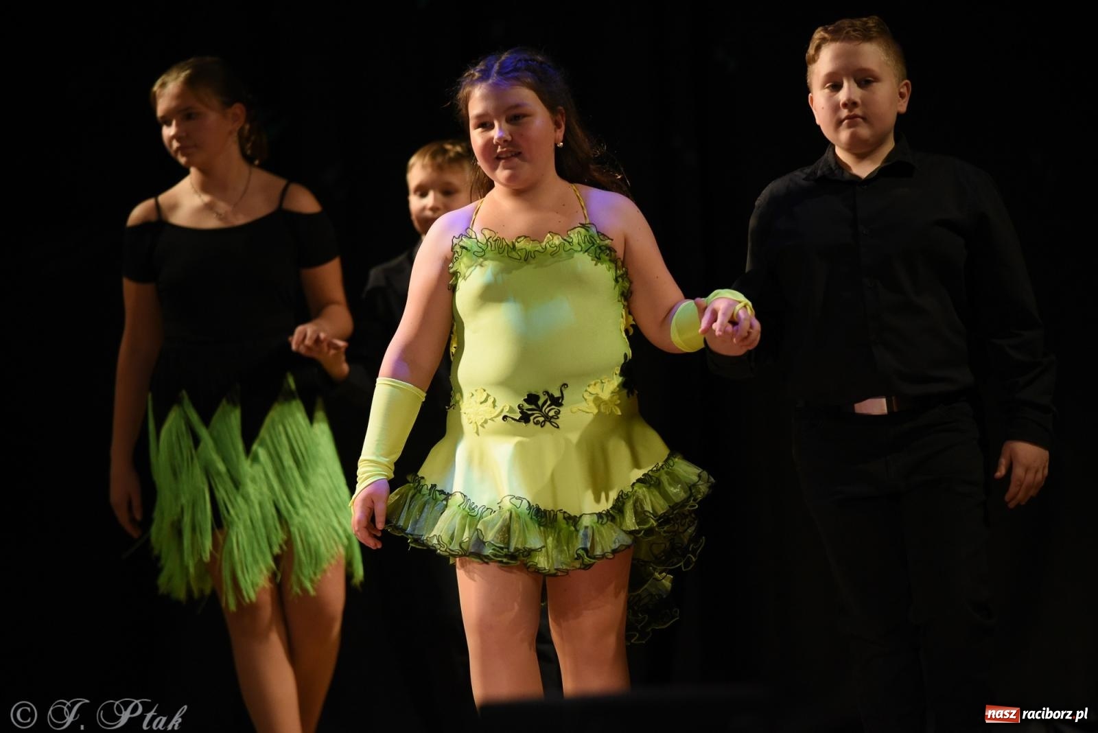 Zdjęcie w galerii na portalu naszraciborz.pl: Mikołajkowe pokazy taneczne w MDK [FOTO i WIDEO] wiadomości z regionu