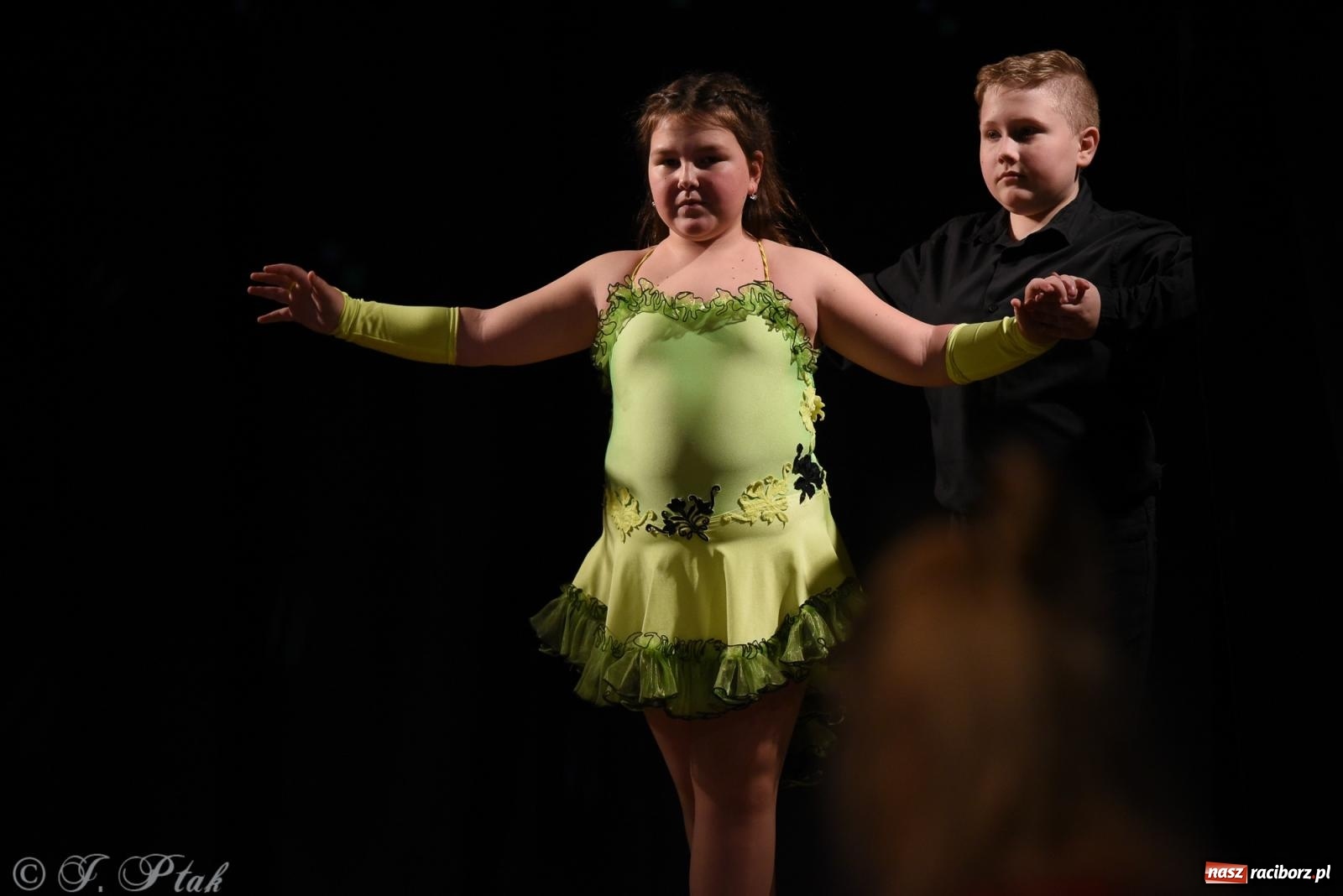 Zdjęcie w galerii na portalu naszraciborz.pl: Mikołajkowe pokazy taneczne w MDK [FOTO i WIDEO] wiadomości z regionu