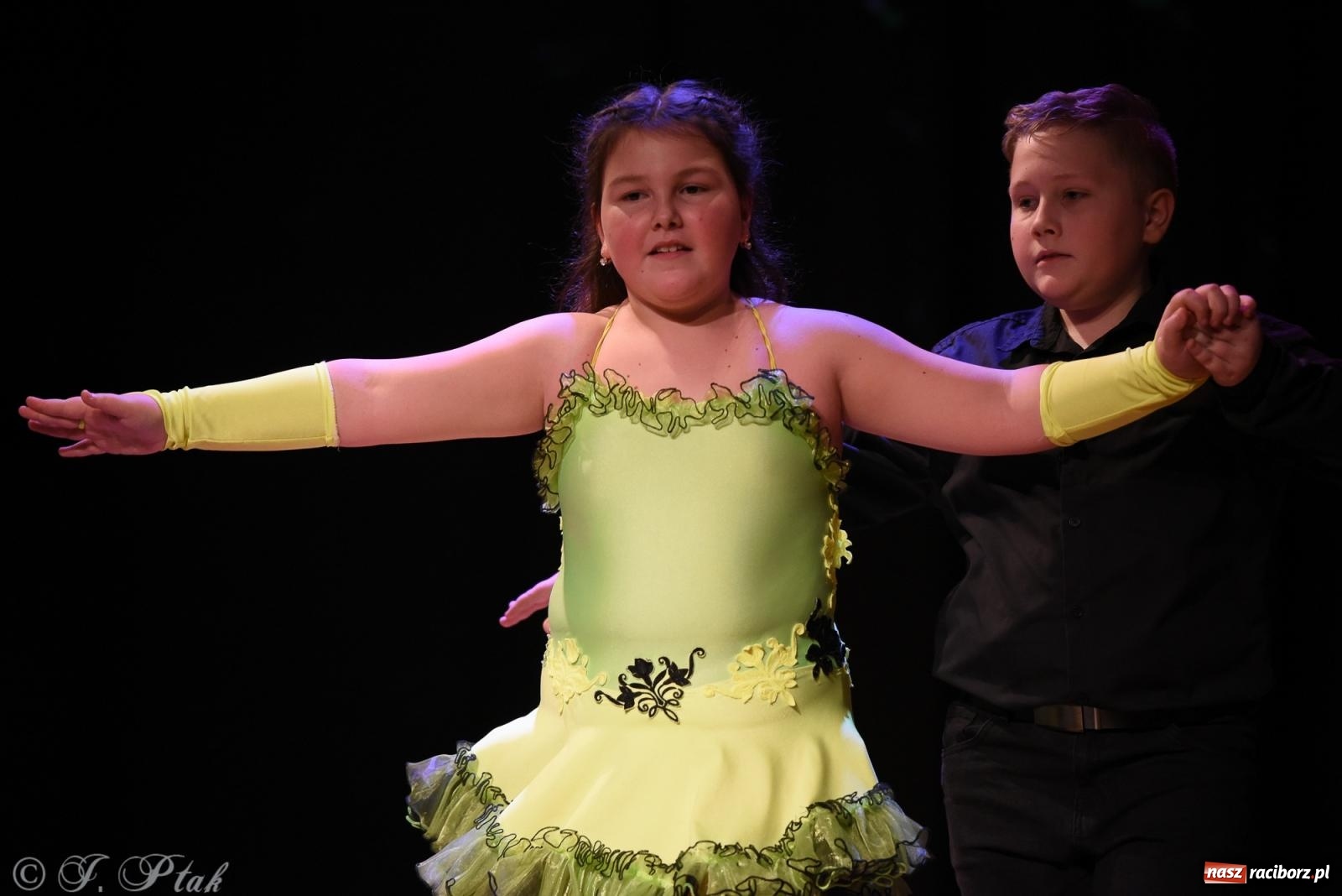 Zdjęcie w galerii na portalu naszraciborz.pl: Mikołajkowe pokazy taneczne w MDK [FOTO i WIDEO] wiadomości z regionu