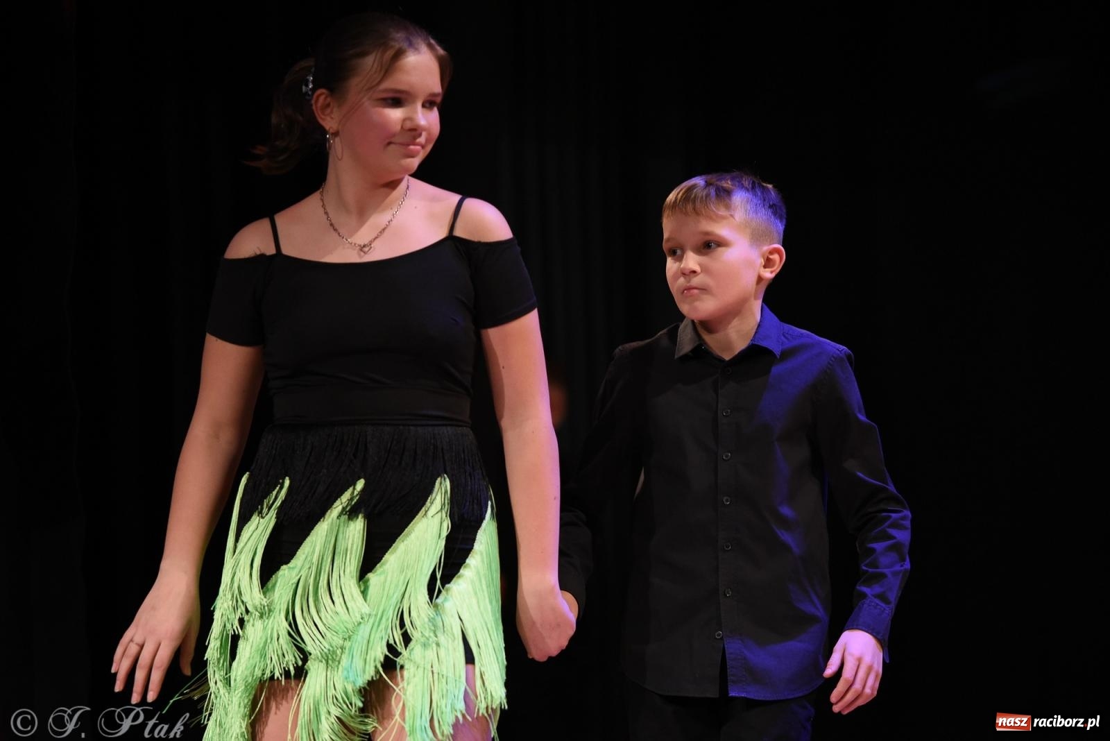 Zdjęcie w galerii na portalu naszraciborz.pl: Mikołajkowe pokazy taneczne w MDK [FOTO i WIDEO] wiadomości z regionu