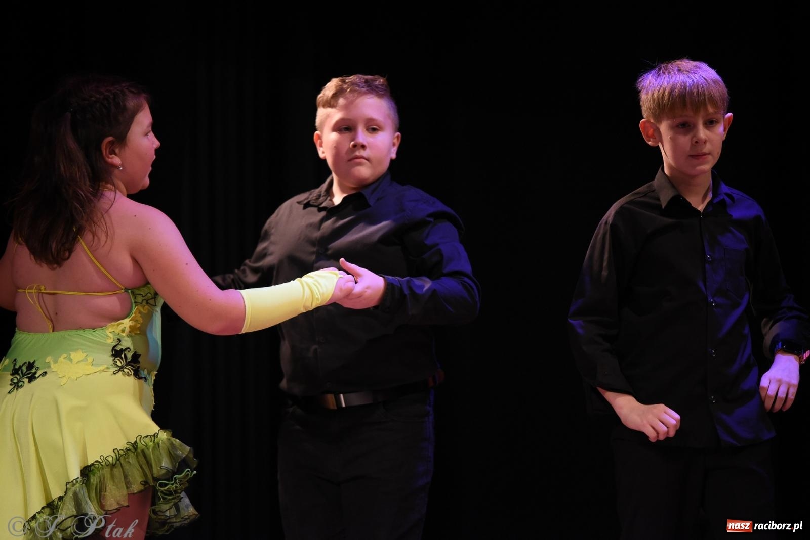 Zdjęcie w galerii na portalu naszraciborz.pl: Mikołajkowe pokazy taneczne w MDK [FOTO i WIDEO] wiadomości z regionu