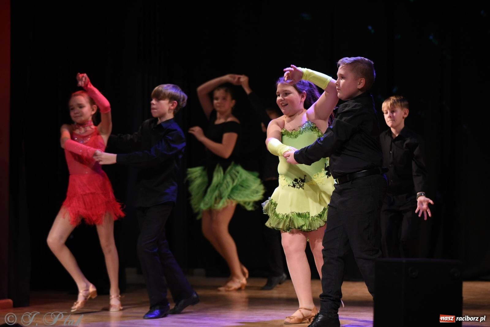 Zdjęcie w galerii na portalu naszraciborz.pl: Mikołajkowe pokazy taneczne w MDK [FOTO i WIDEO] wiadomości z regionu