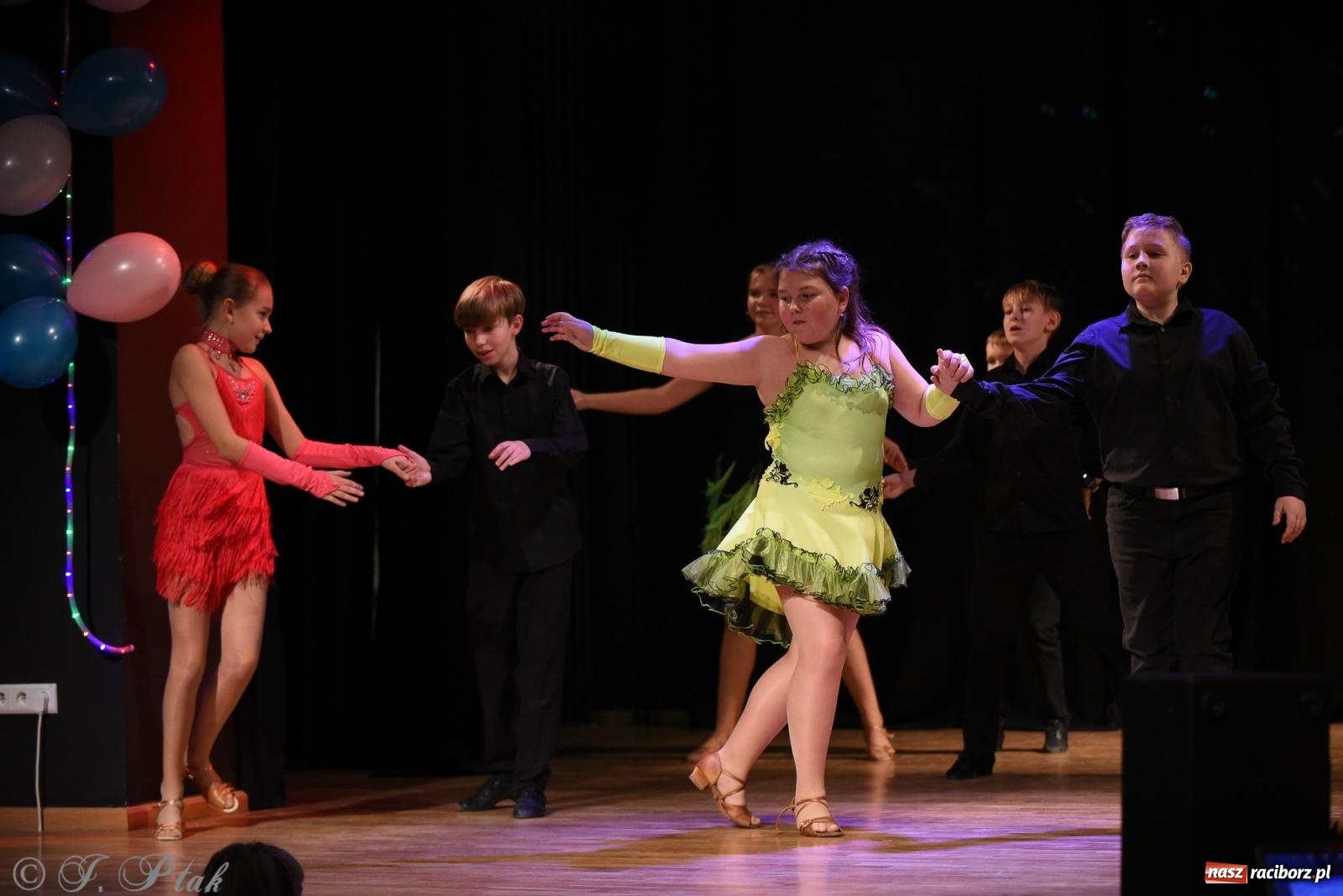Zdjęcie w galerii na portalu naszraciborz.pl: Mikołajkowe pokazy taneczne w MDK [FOTO i WIDEO] wiadomości z regionu