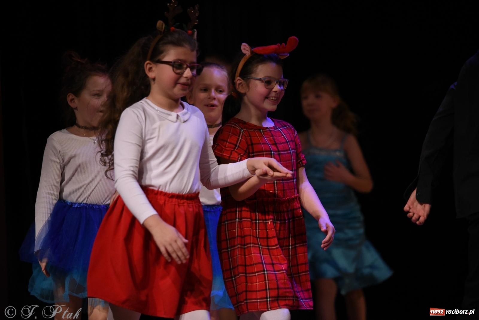 Zdjęcie w galerii na portalu naszraciborz.pl: Mikołajkowe pokazy taneczne w MDK [FOTO i WIDEO] wiadomości z regionu