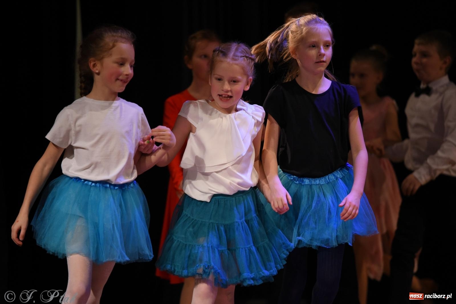 Zdjęcie w galerii na portalu naszraciborz.pl: Mikołajkowe pokazy taneczne w MDK [FOTO i WIDEO] wiadomości z regionu