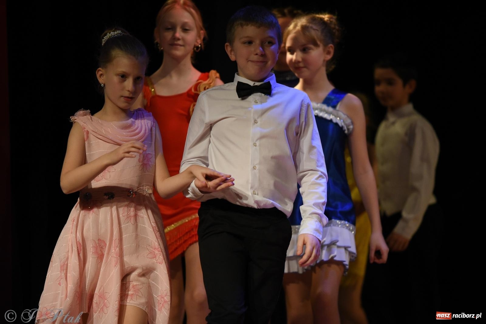 Zdjęcie w galerii na portalu naszraciborz.pl: Mikołajkowe pokazy taneczne w MDK [FOTO i WIDEO] wiadomości z regionu
