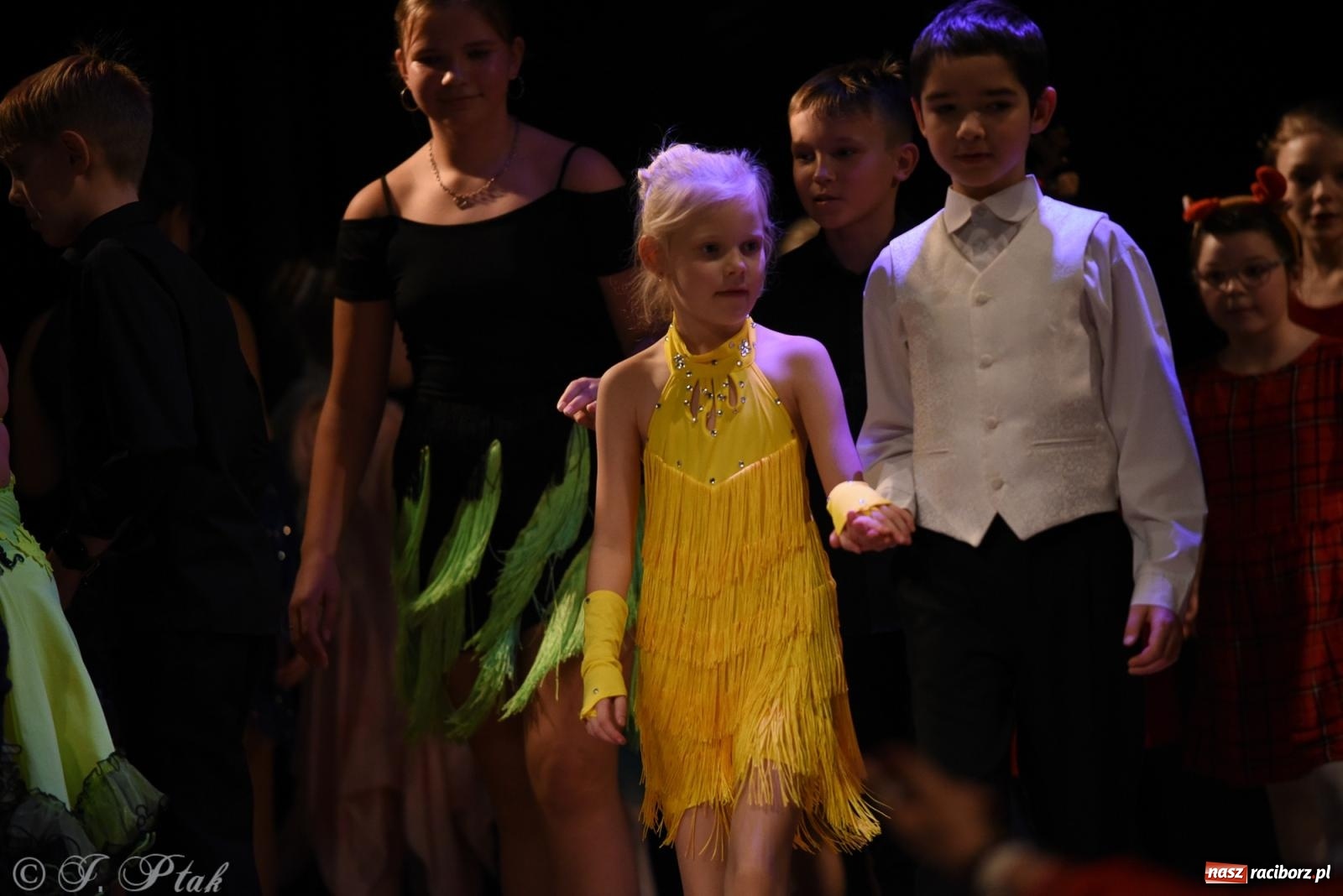 Zdjęcie w galerii na portalu naszraciborz.pl: Mikołajkowe pokazy taneczne w MDK [FOTO i WIDEO] wiadomości z regionu