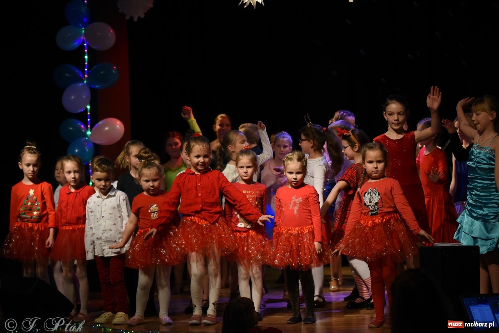 Zdjęcie w galerii na portalu naszraciborz.pl: Mikołajkowe pokazy taneczne w MDK [FOTO i WIDEO] wiadomości z regionu