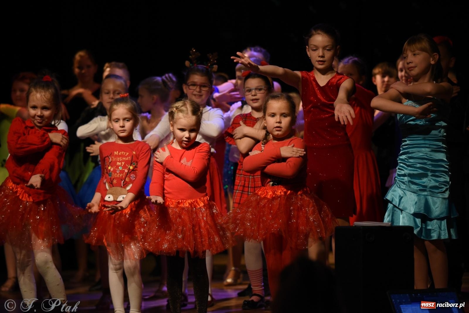 Zdjęcie w galerii na portalu naszraciborz.pl: Mikołajkowe pokazy taneczne w MDK [FOTO i WIDEO] wiadomości z regionu